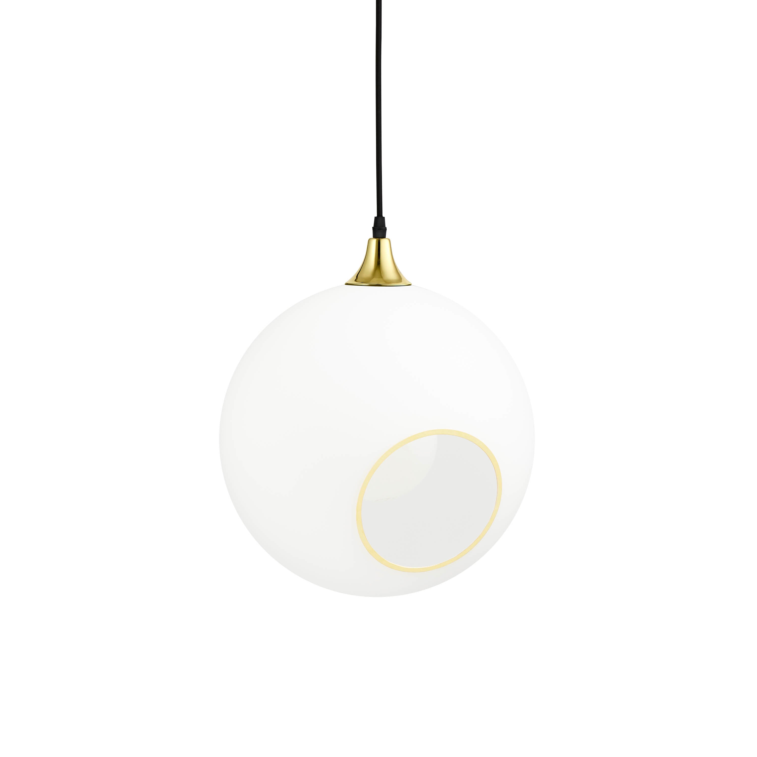 Rund lampa i vitt glas och med en avskuren bit med guldkant som ger en skymt av glödlampan. Sockeln och rosetten är guldfärgade och kabeln av svart textil.