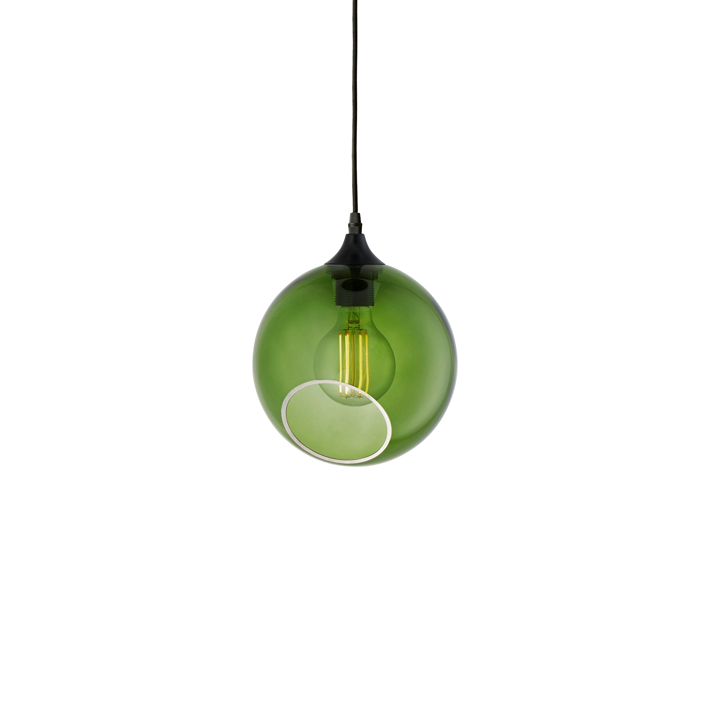 Rund lampa i grönt glas med en avskuren bit som ger en skymt av glödlampan. Sockeln är svart och kabeln av svart textil.