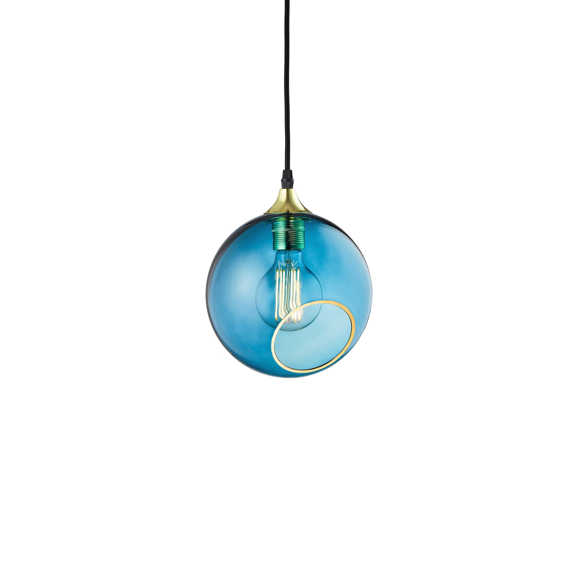Rund lampa i blått glas och med en avskuren bit med guldkant för en skymt av glödlampan. Sockel och rosett är guldfärgade och sladden är av svart tyg.