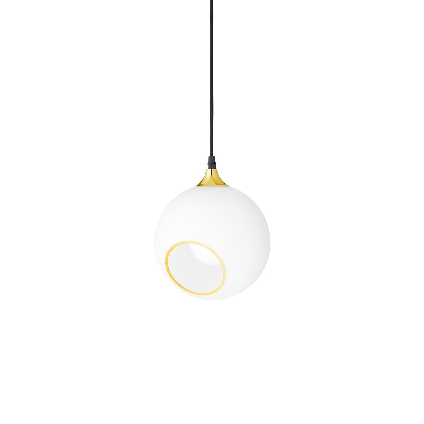 Rund lampa i vitt glas och med en avskuren bit med guldkant som ger en skymt av glödlampan. Sockel och rosett är guldfärgade och sladden är av svart tyg.