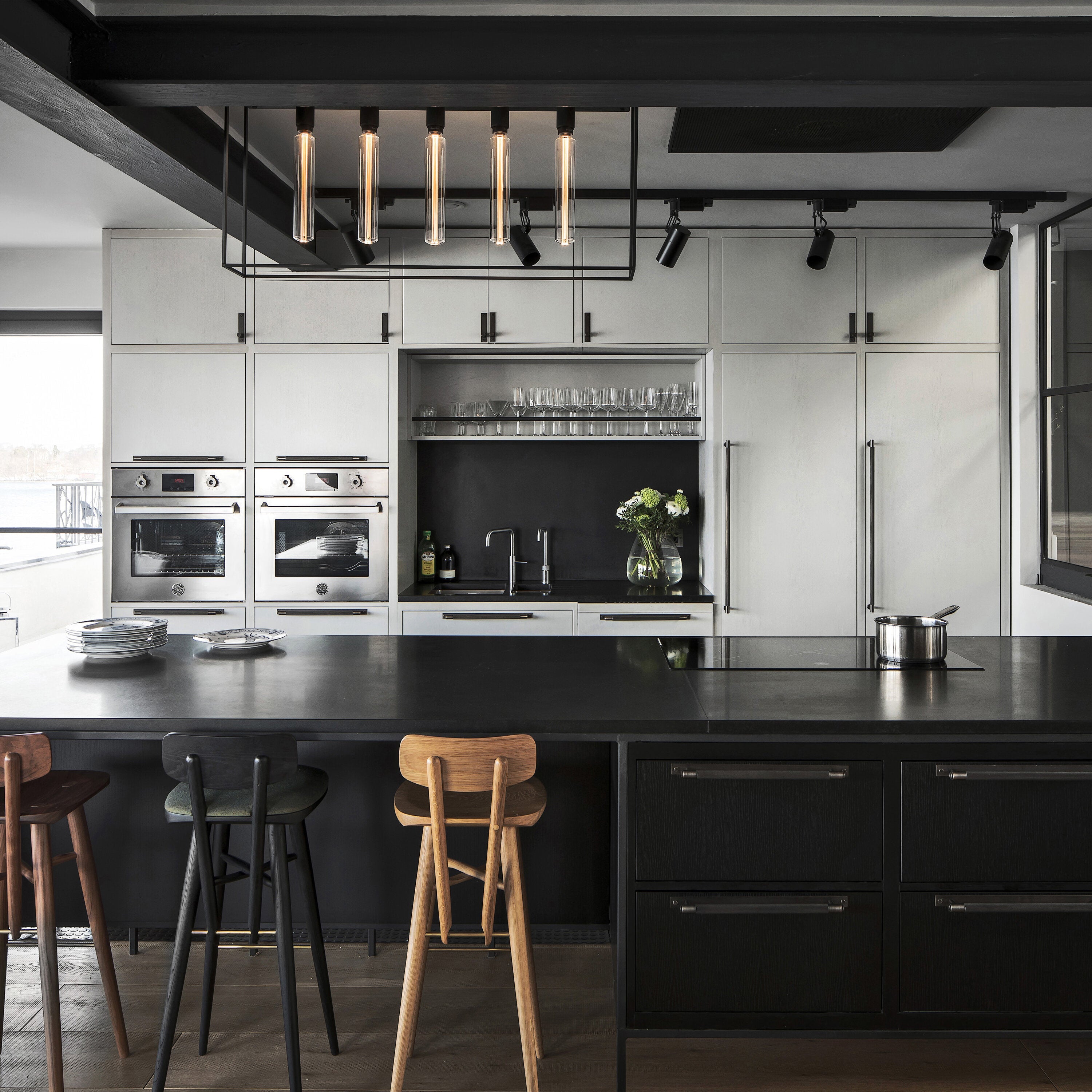 Caged 5.0 taklampa med vit marmor • Buster + Punch