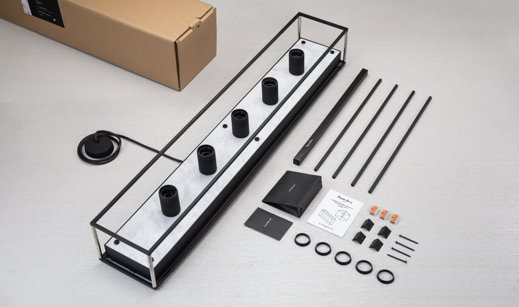 Caged 5.0 taklampa med vit marmor • Buster + Punch