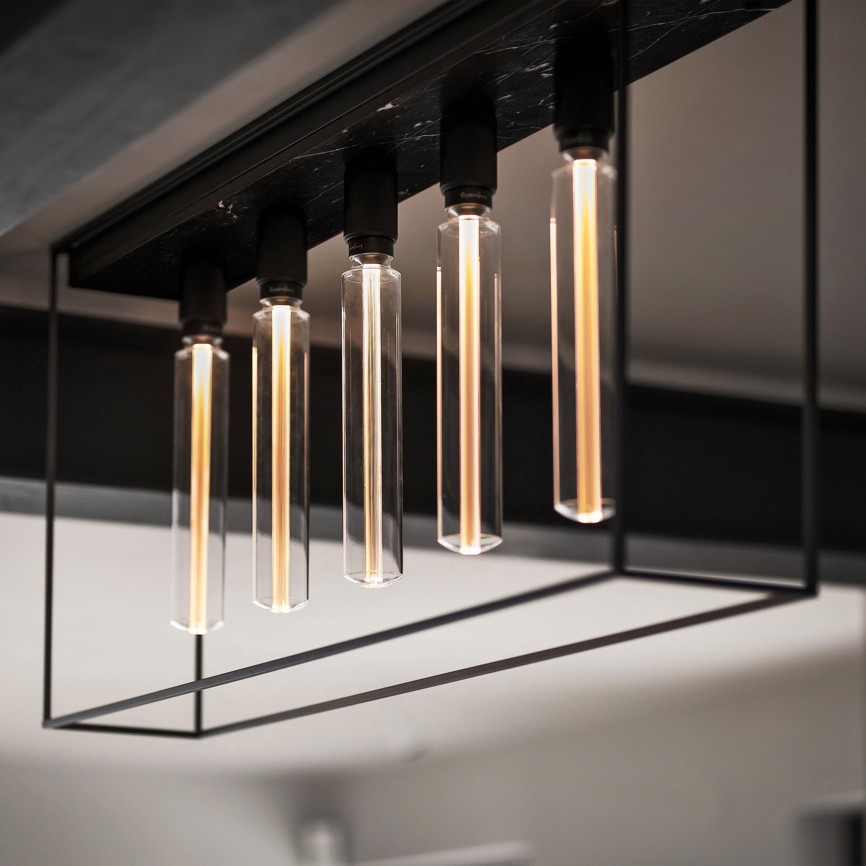 Caged 5.0 taklampa med svart marmor • Buster + Punch