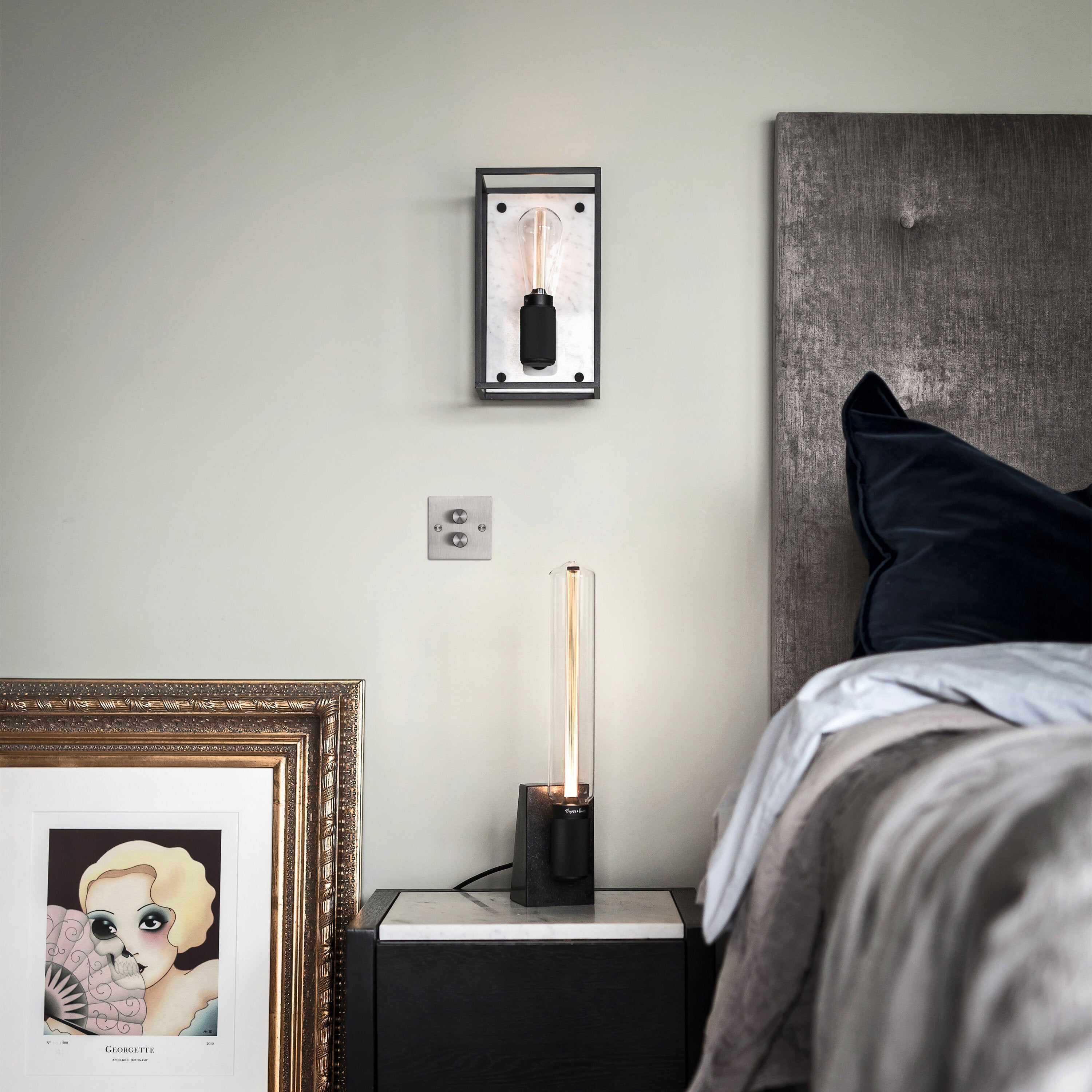 Caged vägglampa med vit marmor/medium • Buster + Punch