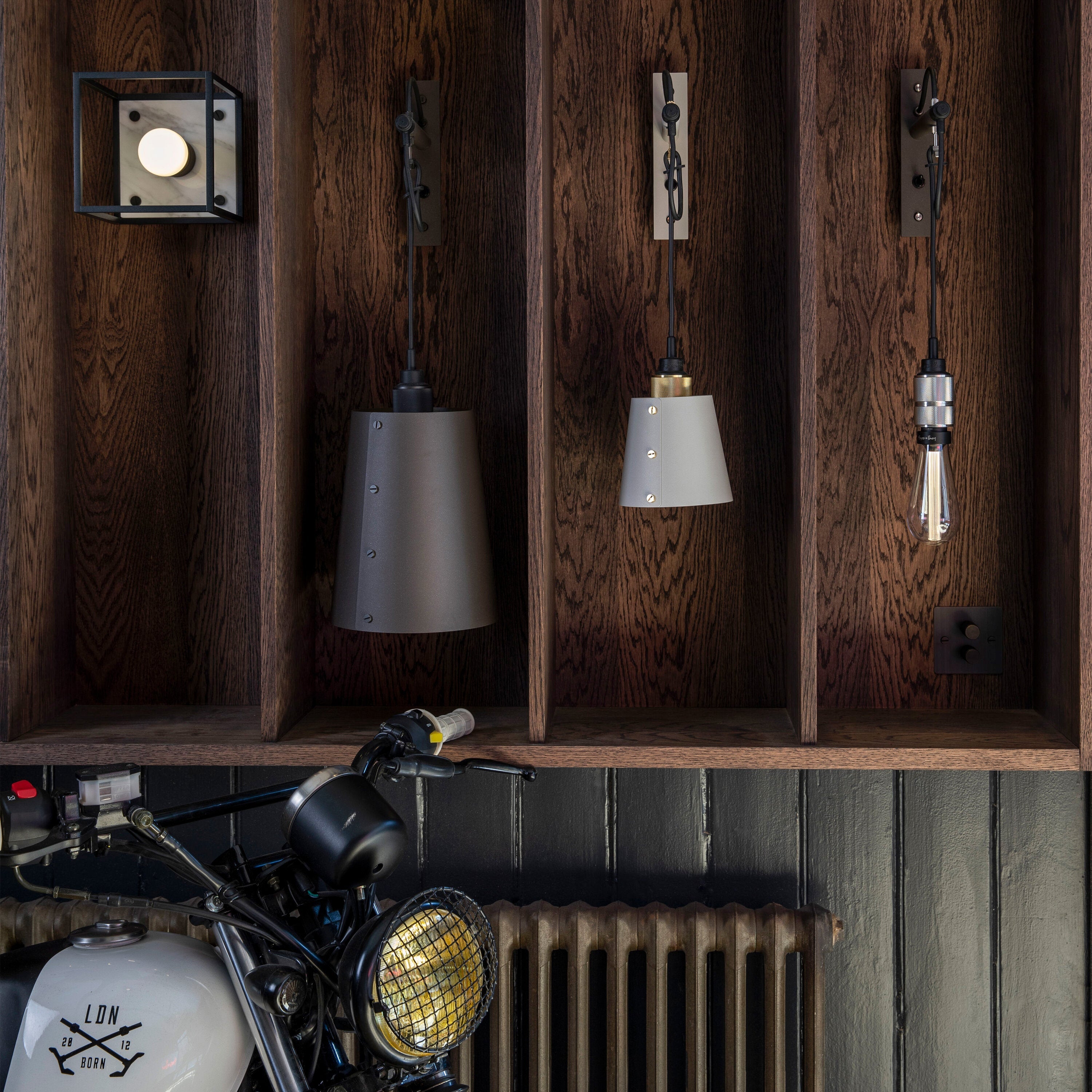 Caged vägglampa med vit marmor/small • Buster + Punch