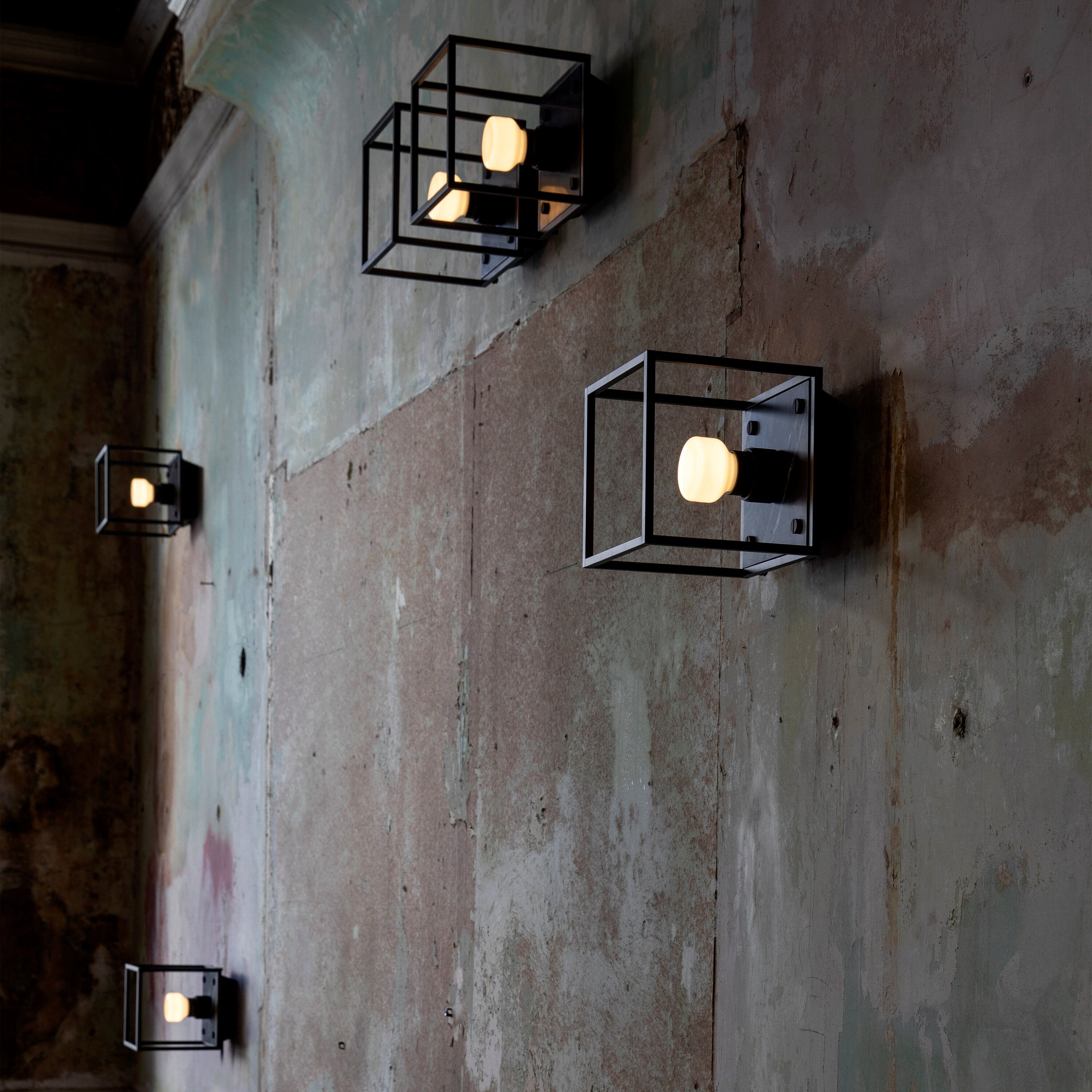 Caged vägglampa med svart marmor/small • Buster + Punch