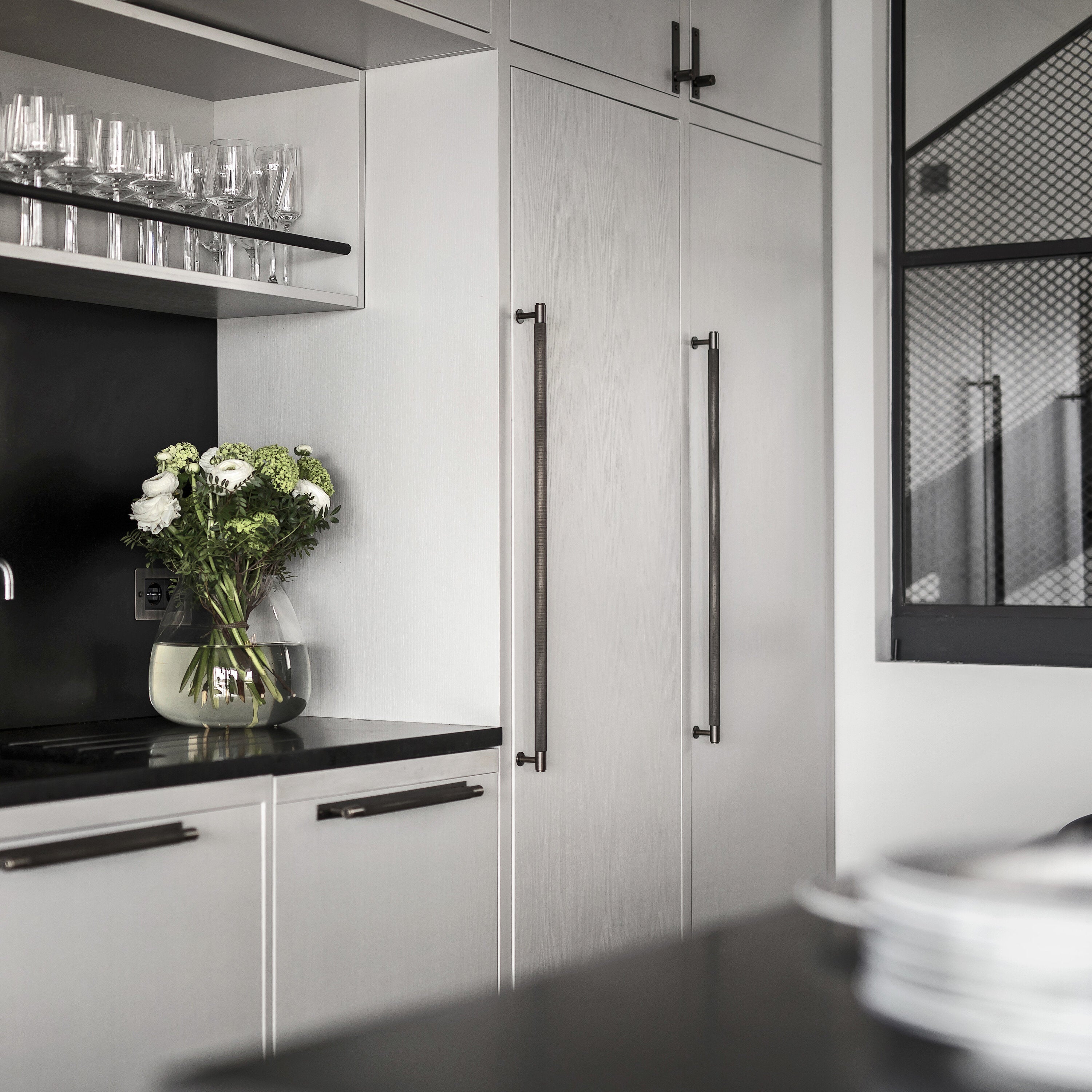 Cross Closet bar handtag i brunerad mässing med diamantslipat mönster • Buster + Punch