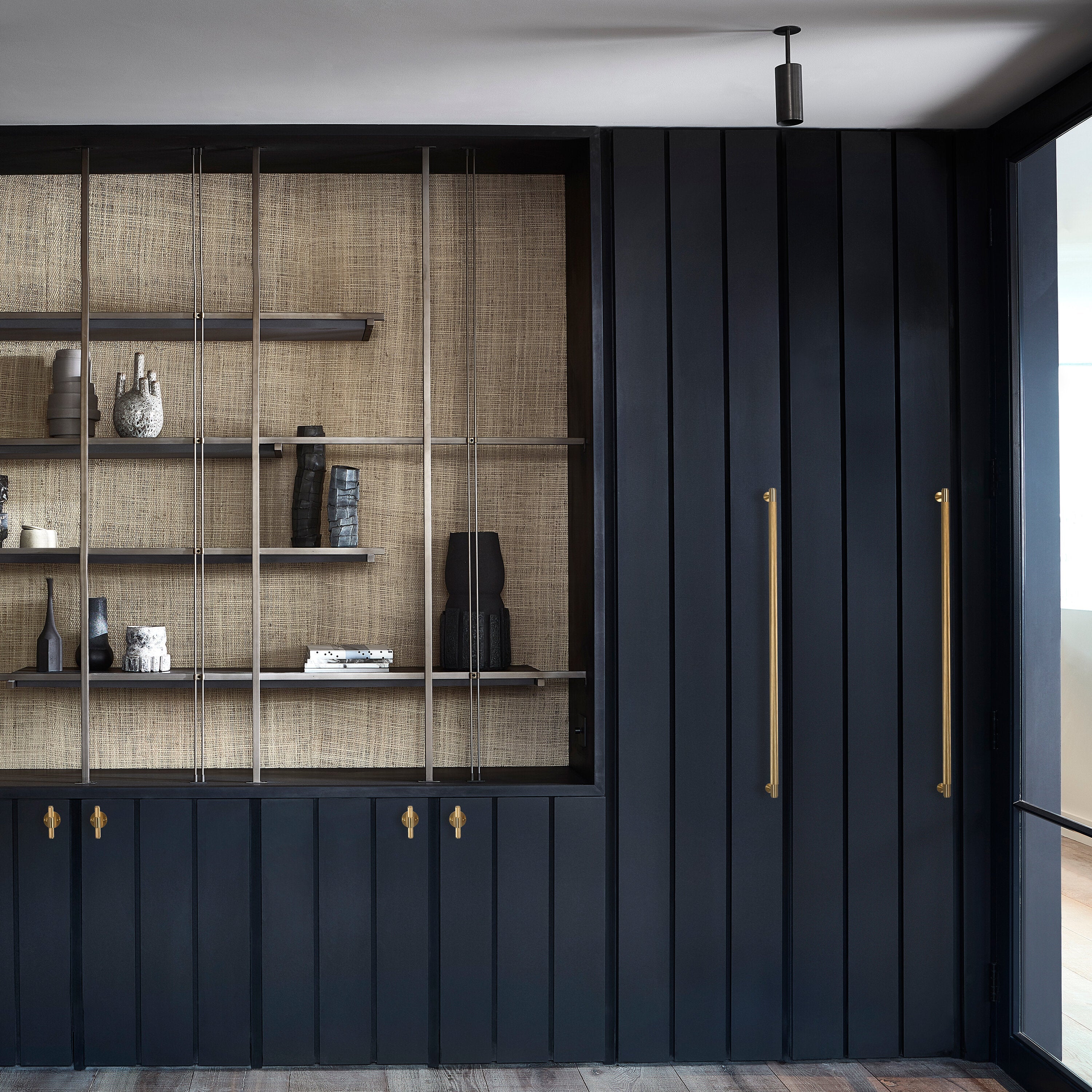 Cross Closet bar handtag i mässing med diamond cut mönster • Buster + Punch