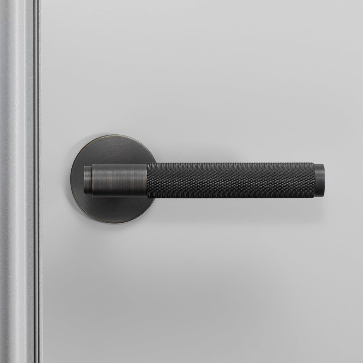 Cross dørhåndtag i bruneret messing med diamond cut mønster • Buster + Punch - Copenhagenhomedesign