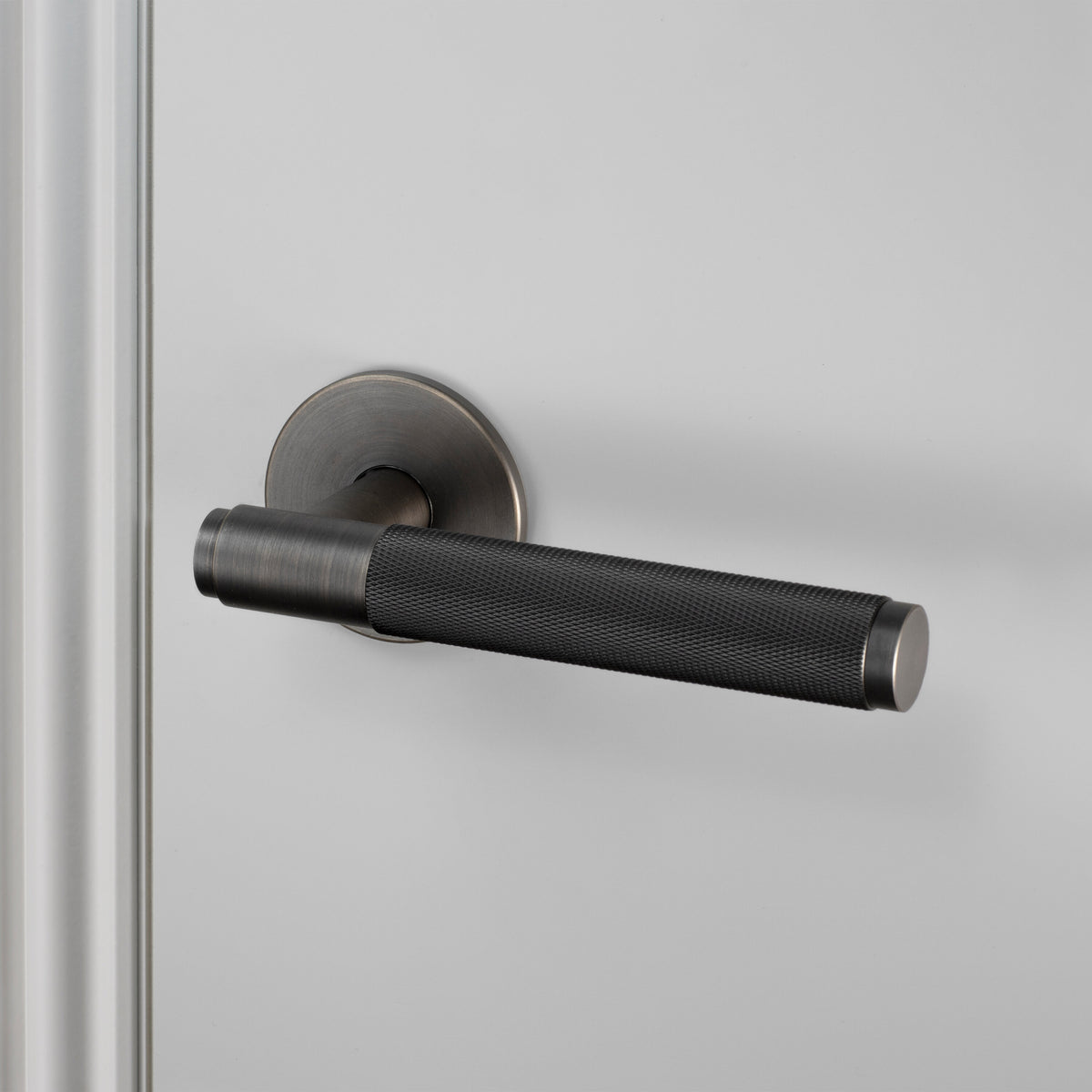 Cross dørhåndtag i bruneret messing med diamond cut mønster • Buster + Punch - Copenhagenhomedesign