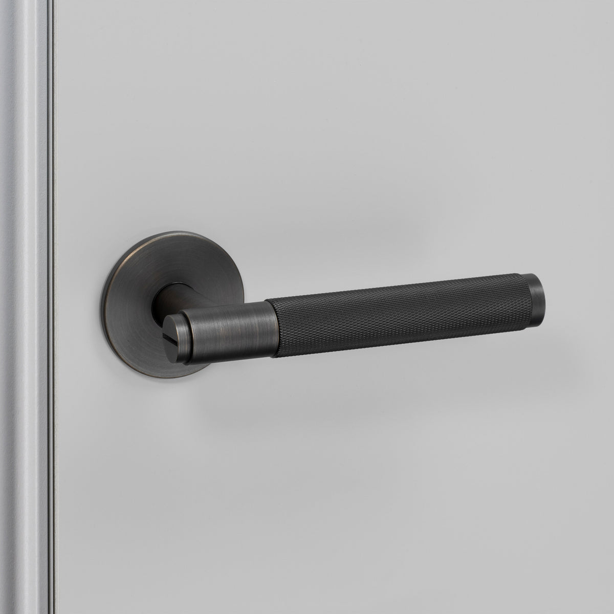 Cross dørhåndtag i bruneret messing med diamond cut mønster • Buster + Punch - Copenhagenhomedesign