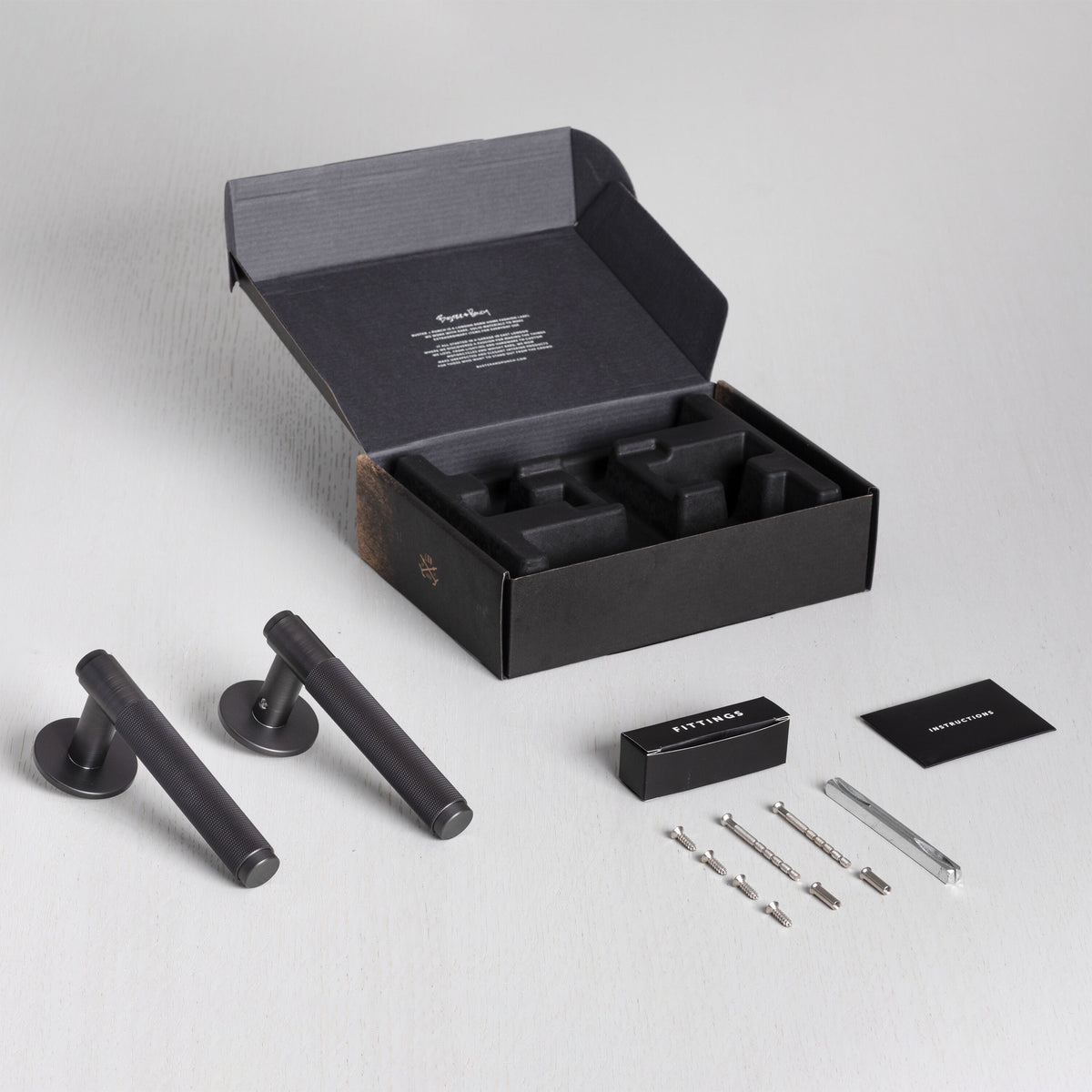 Cross dørhåndtag i bruneret messing med diamond cut mønster • Buster + Punch - Copenhagenhomedesign