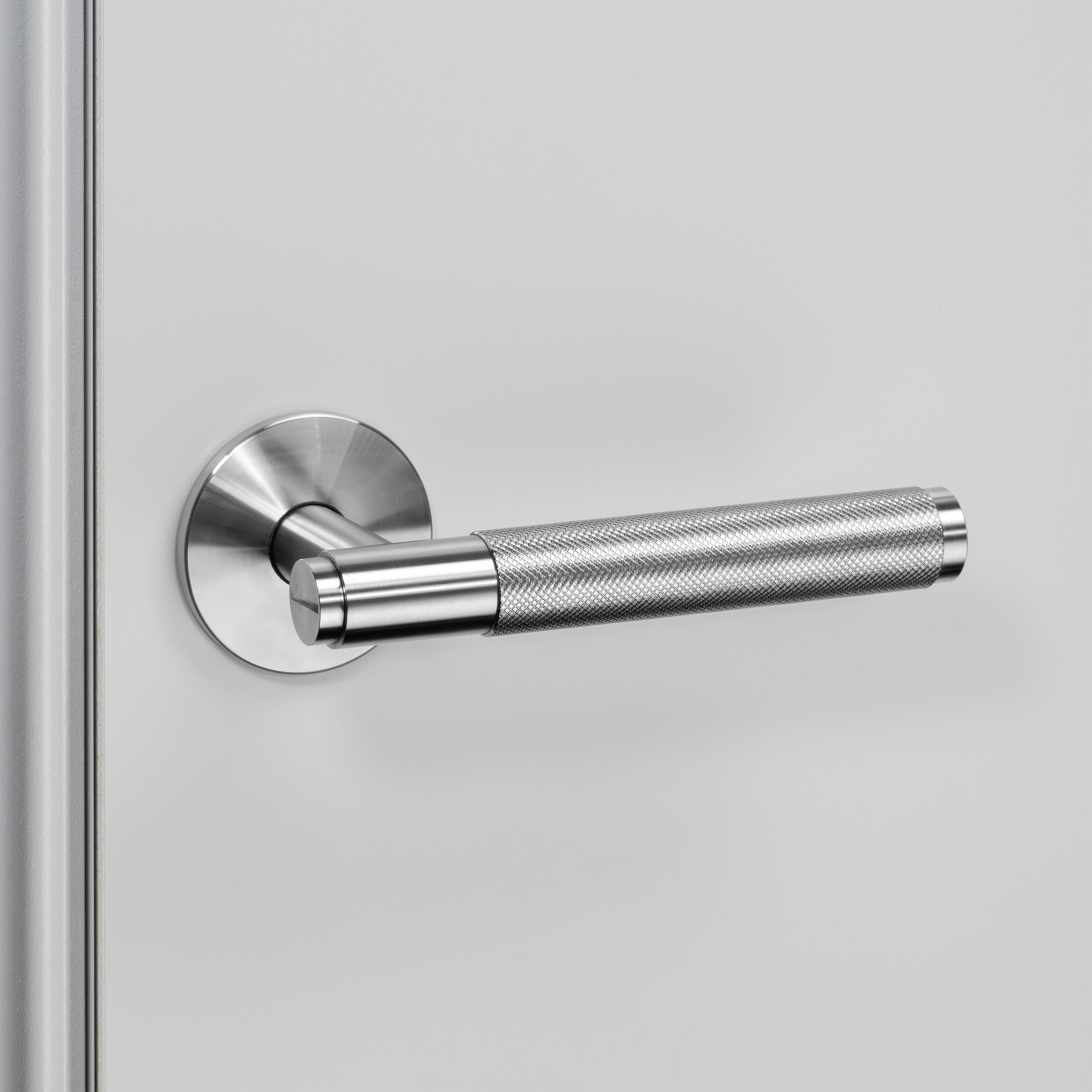 Cross-dörrhandtag i rostfritt stål med diamantslipat mönster – c/c 30 mm • Buster + Punch