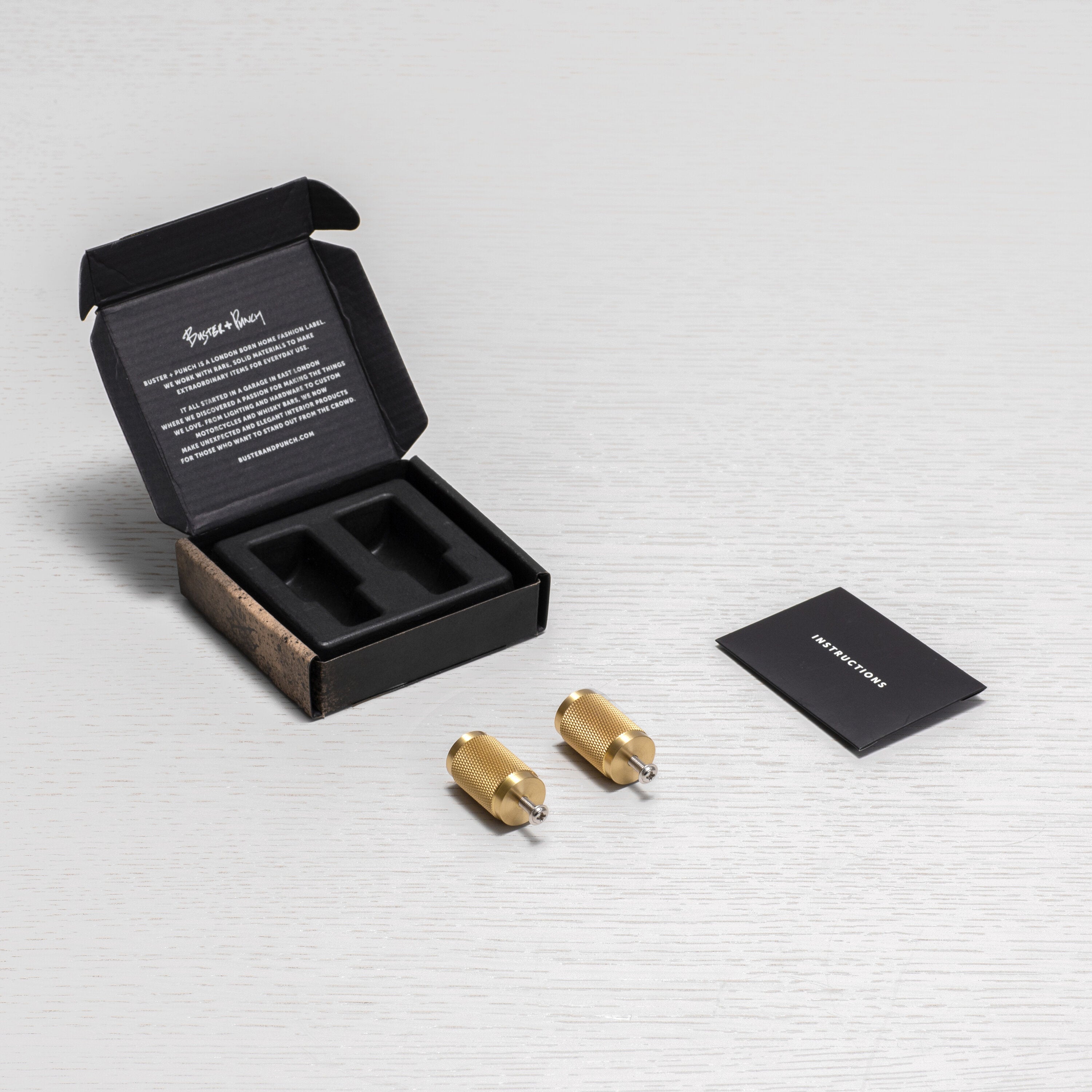 Cross möbelknopp i mässing med diamantslipat mönster – 2 st. • Buster + Punch