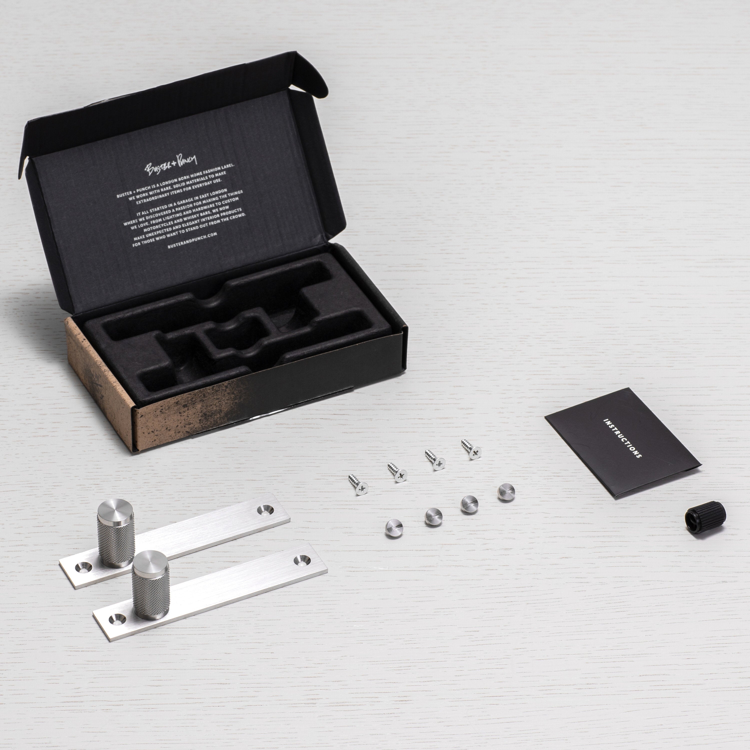 Cross plate möbelknopp i rostfritt stål med bakplatta och diamantslipat mönster – 2 st. • Buster + Punch