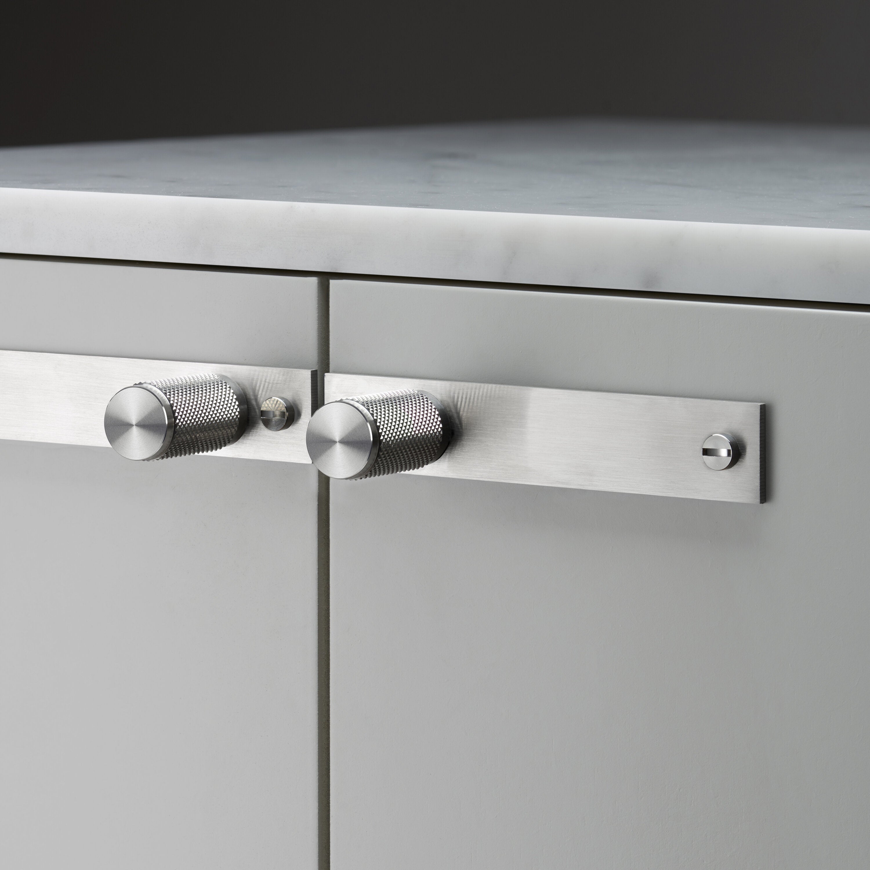 Cross plate möbelknopp i rostfritt stål med bakplatta och diamantslipat mönster – 2 st. • Buster + Punch