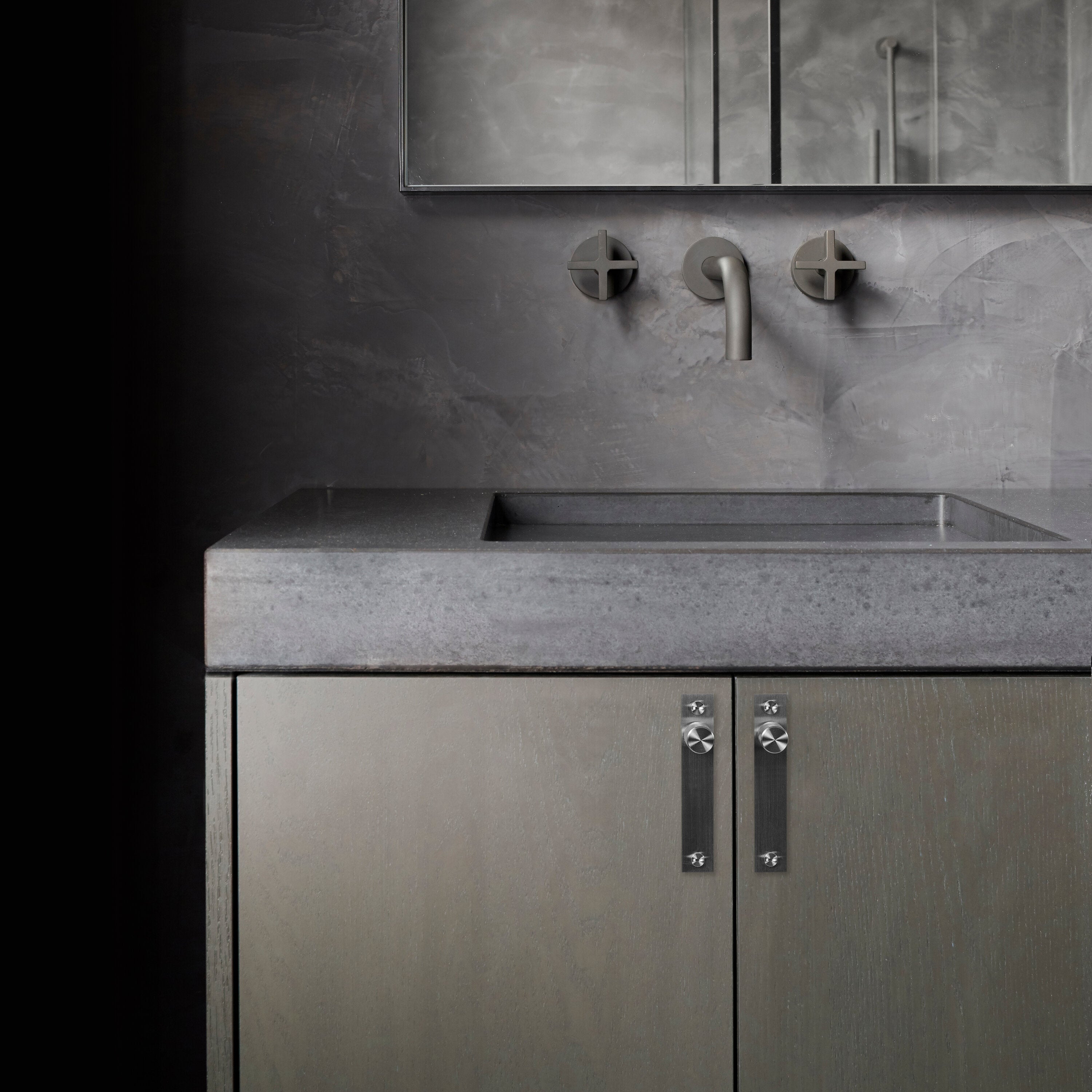 Cross plate möbelknopp i rostfritt stål med bakplatta och diamantslipat mönster – 2 st. • Buster + Punch