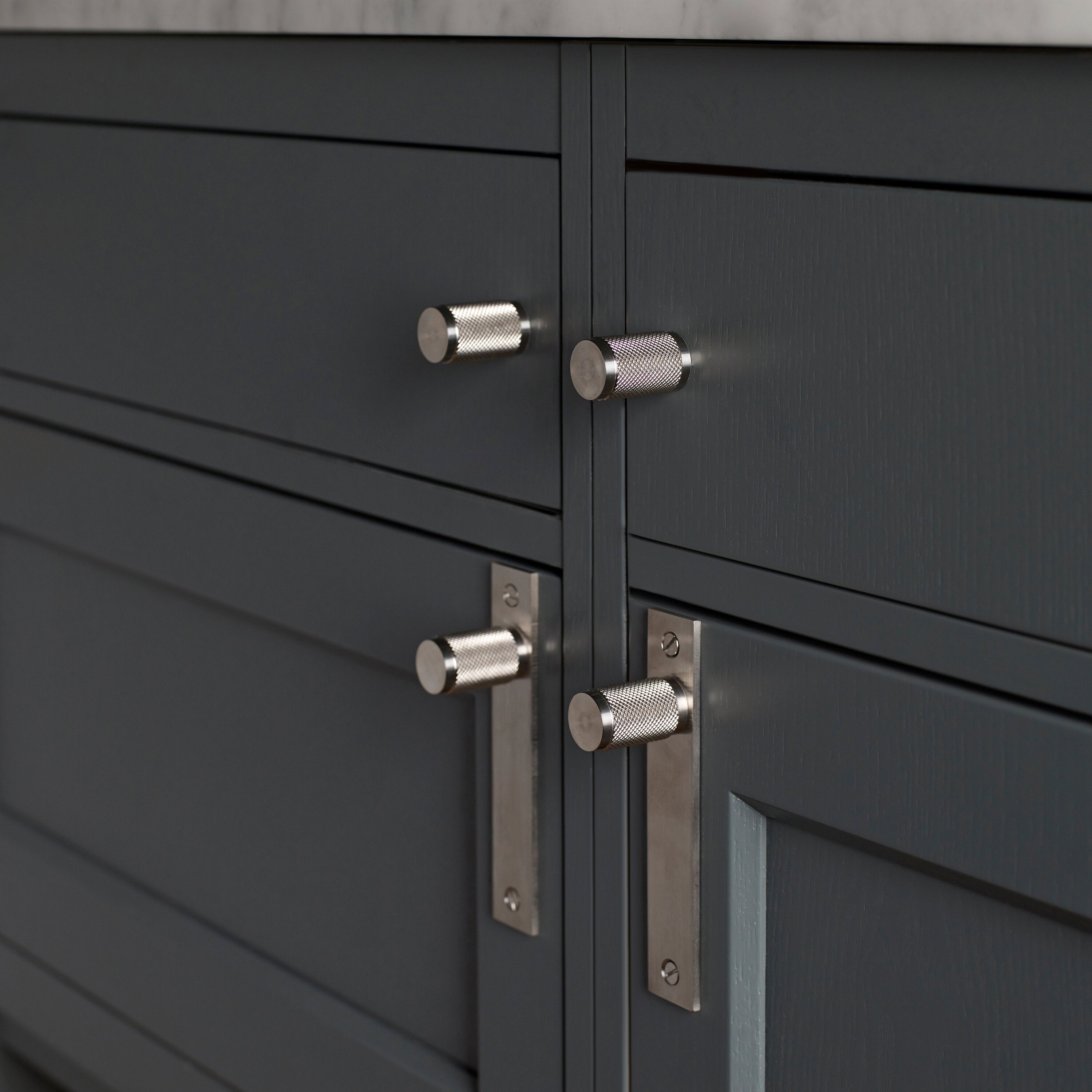 Cross plate möbelknopp i rostfritt stål med bakplatta och diamantslipat mönster – 2 st. • Buster + Punch