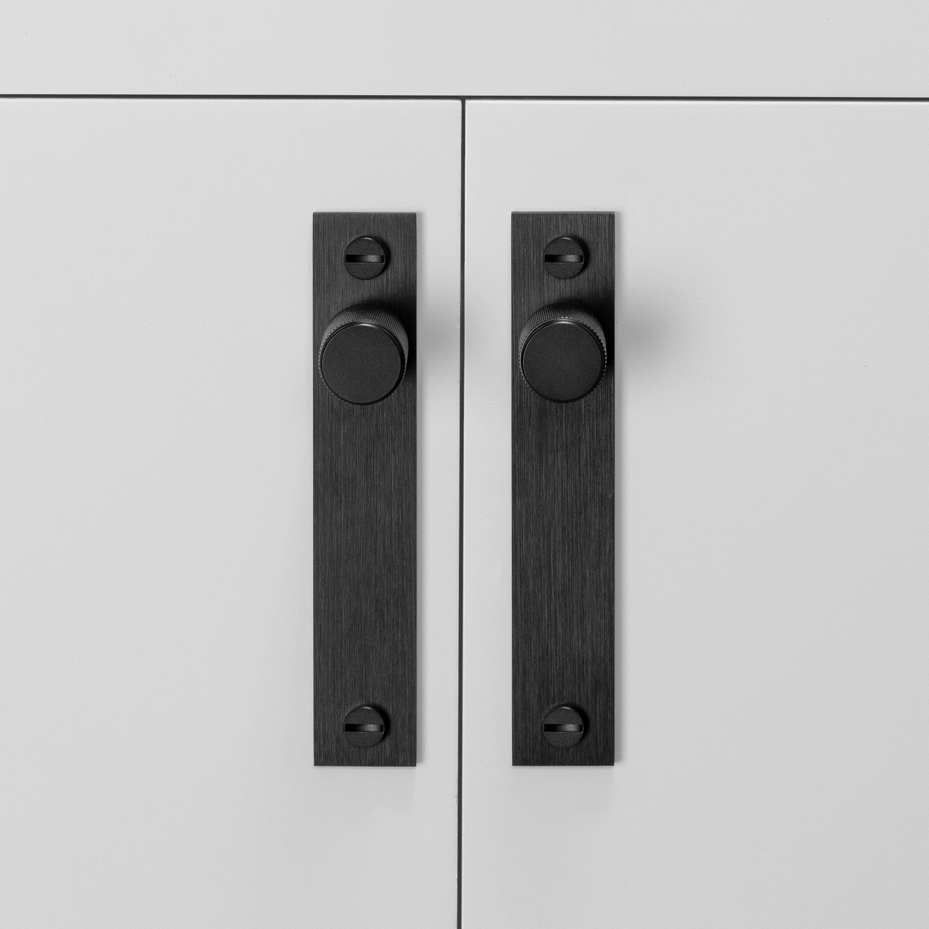 Cross plate möbelknopp i svart med bakplatta och diamantslipat mönster – 2 st. • Buster + Punch