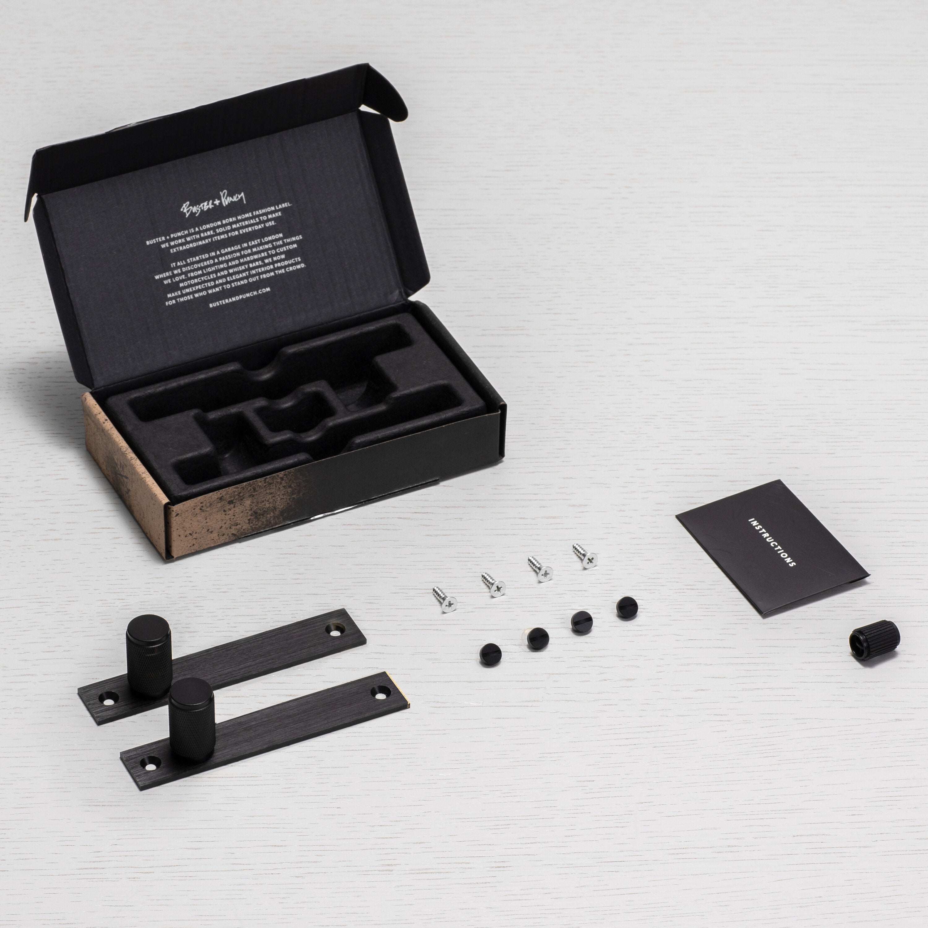 Cross plate möbelknopp i svart med bakplatta och diamantslipat mönster – 2 st. • Buster + Punch