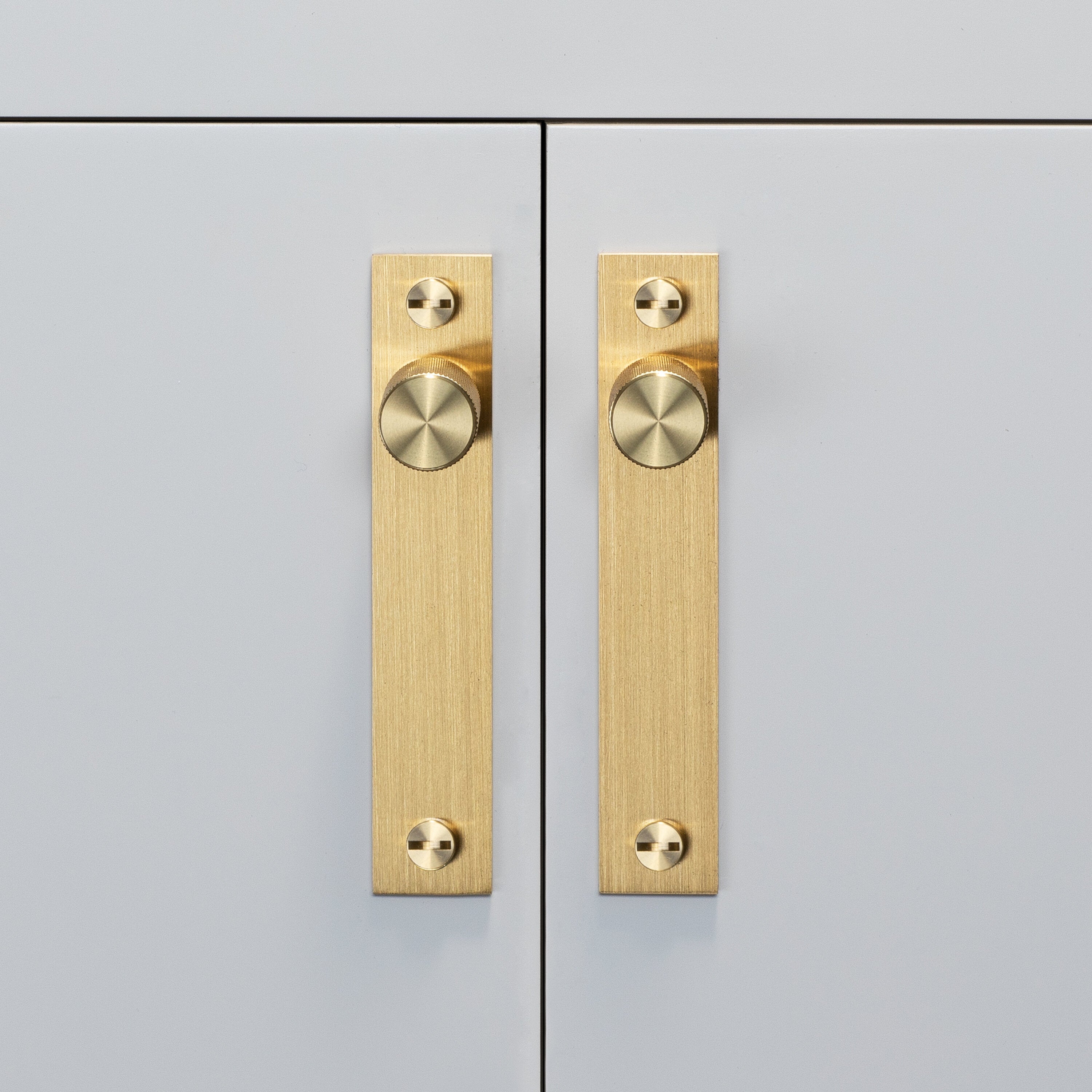 Cross plate möbelknopp med bakplatta i mässing och diamantslipat mönster – 2 st. • Buster + Punch