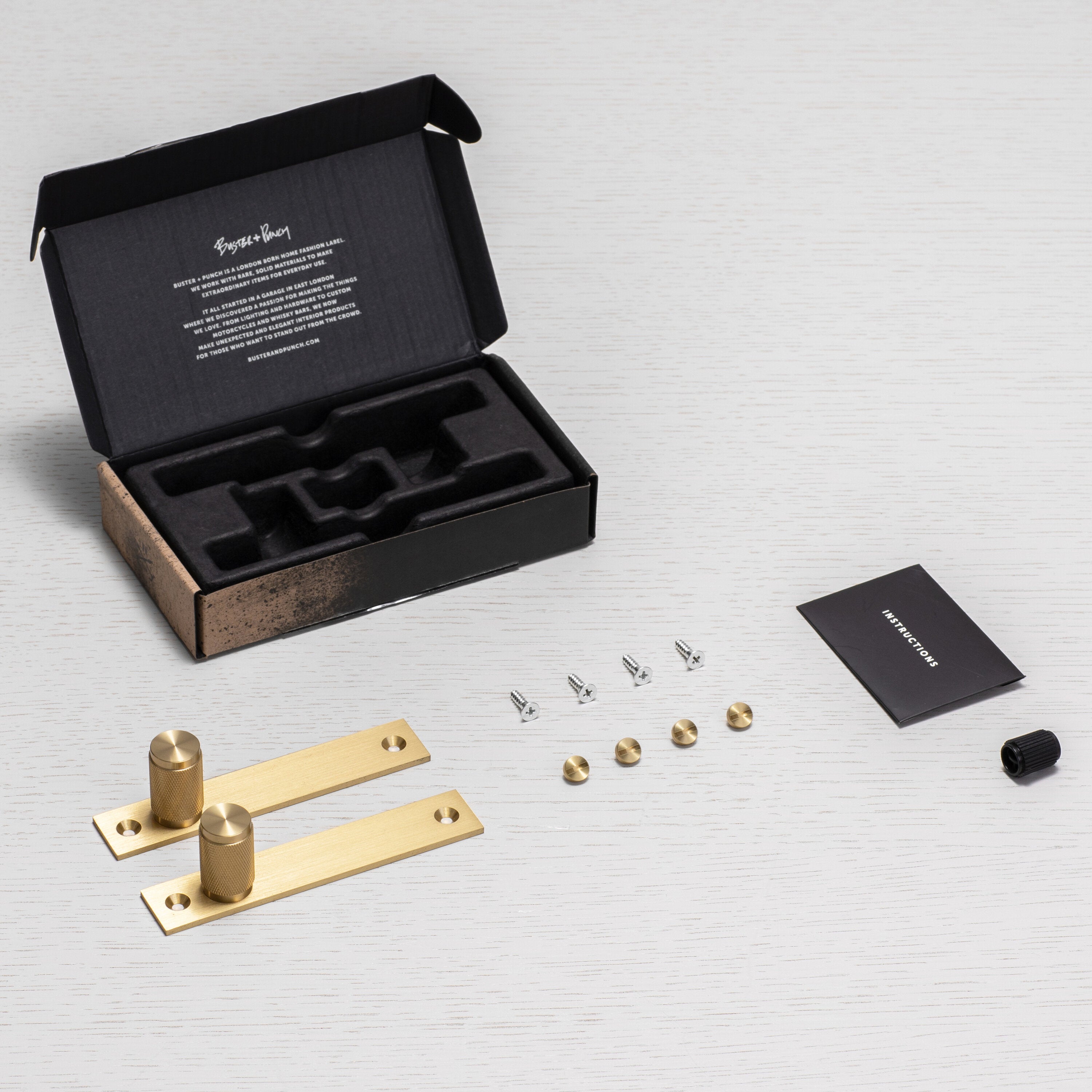 Cross plate möbelknopp med bakplatta i mässing och diamantslipat mönster – 2 st. • Buster + Punch