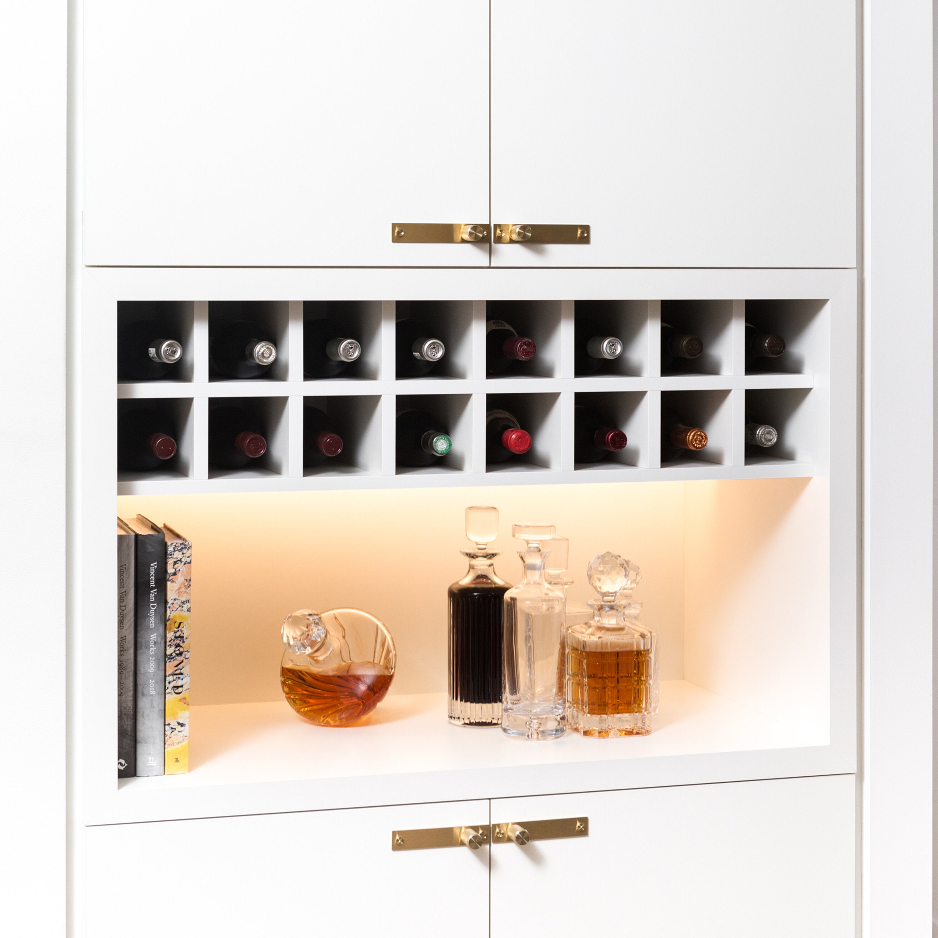 Cross plate möbelknopp med bakplatta i mässing och diamantslipat mönster – 2 st. • Buster + Punch