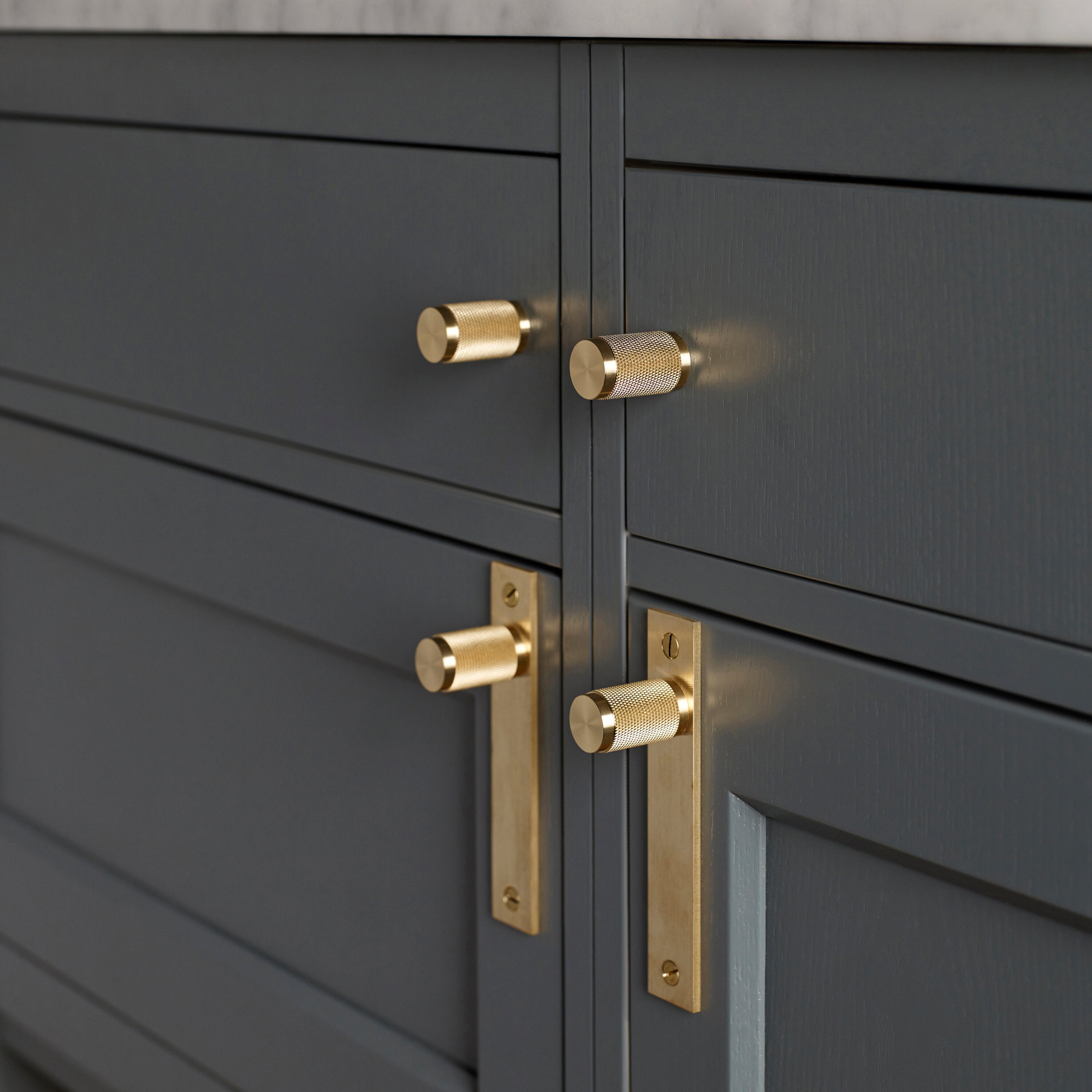 Cross plate möbelknopp med bakplatta i mässing och diamantslipat mönster – 2 st. • Buster + Punch