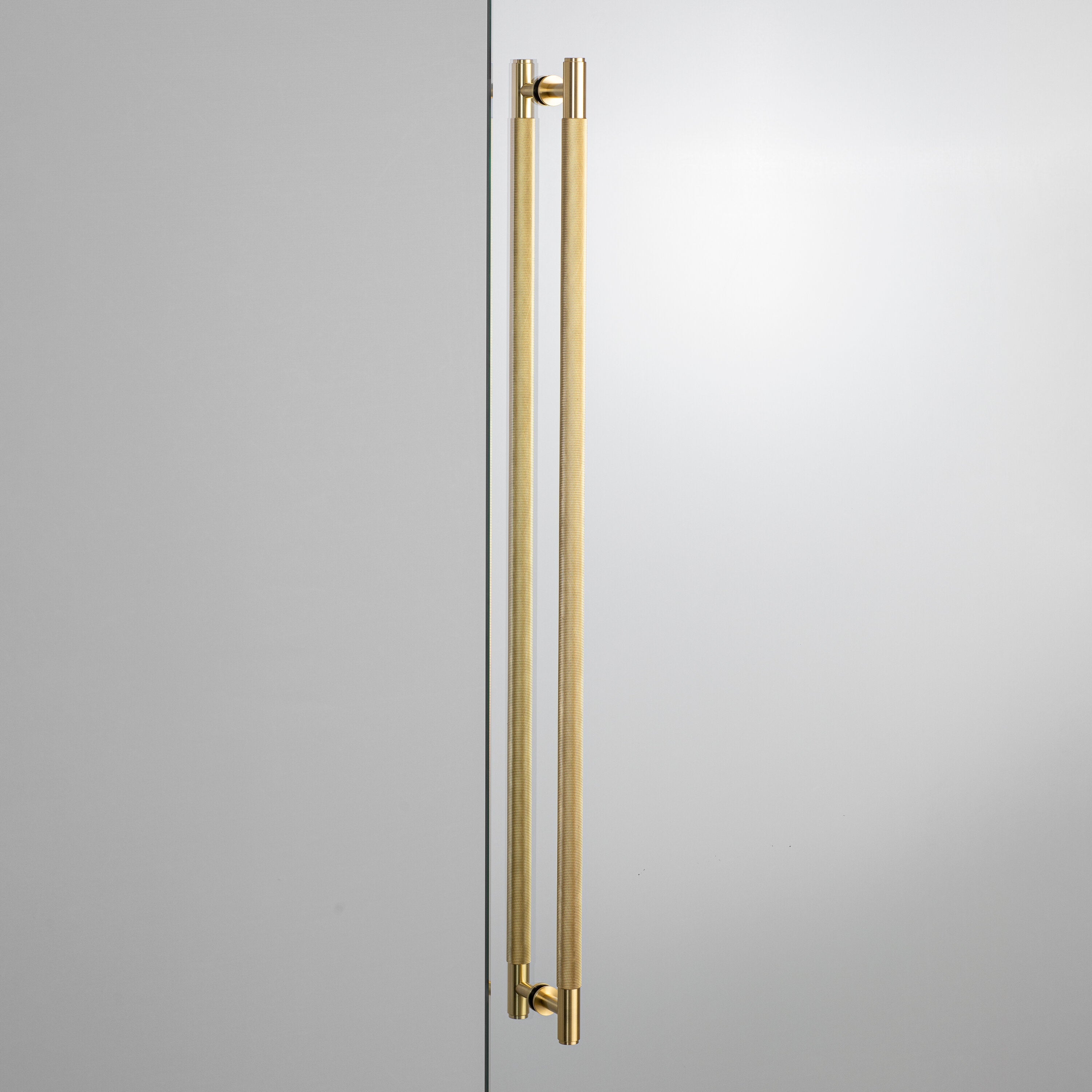 Cross dubbelsidigt dörrhandtag i massiv mässing med diamantslipat mönster 774 mm • Buster + Punch