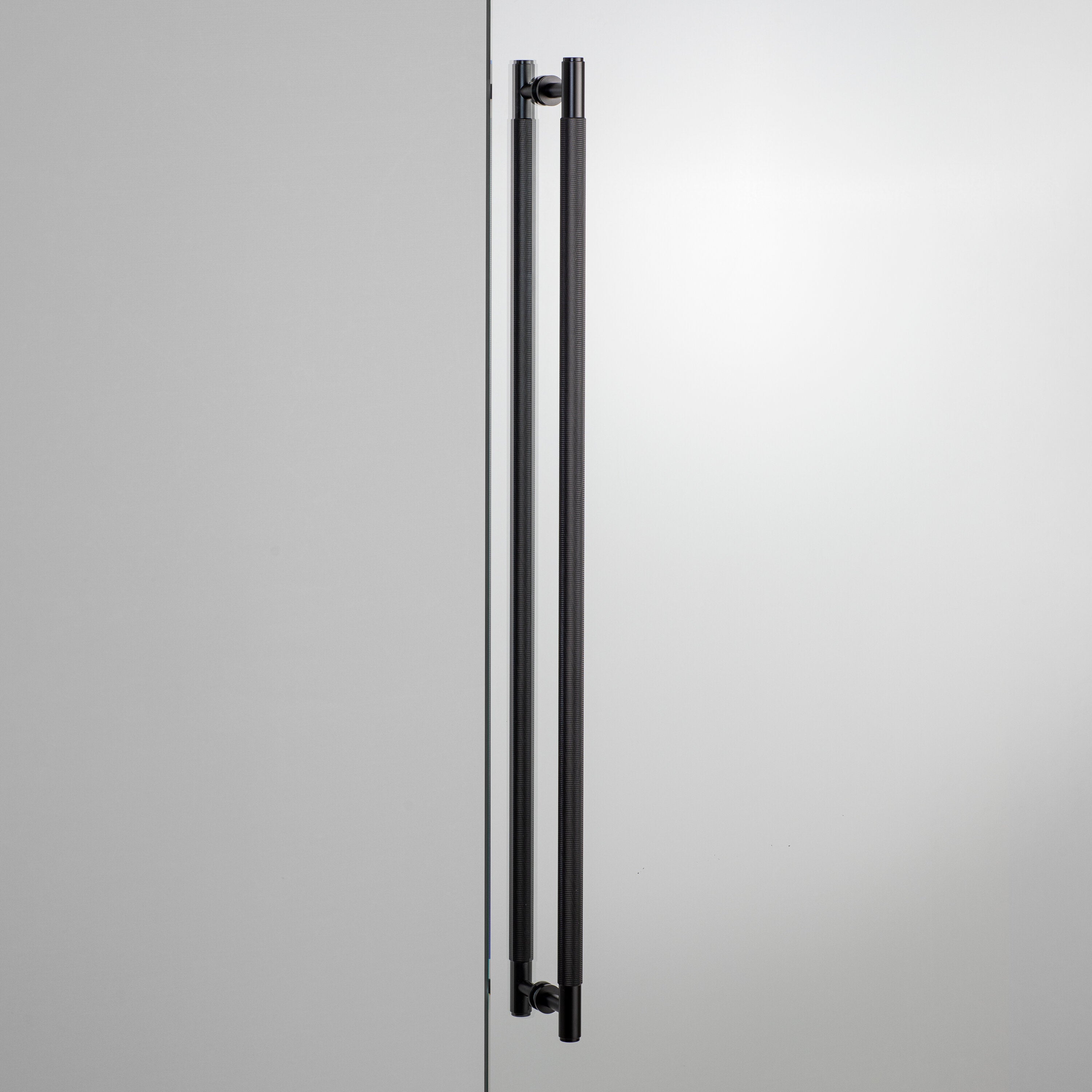 Cross dubbelsidigt dörrhandtag i svart aluminium med diamantslipat mönster 774 mm • Buster + Punch