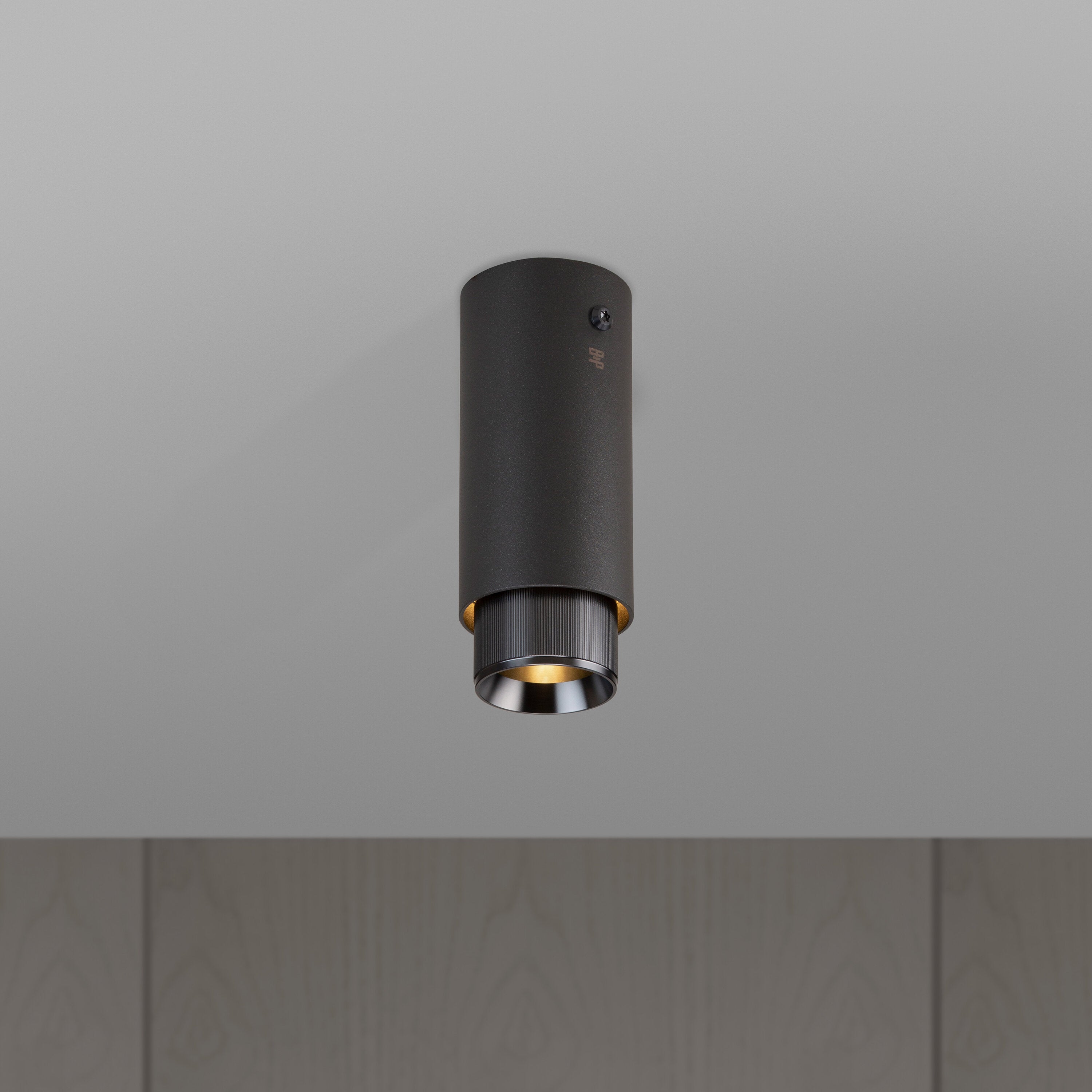 Exhaust Surface spot i grafit med detaljer i gun metal • Buster + Punch