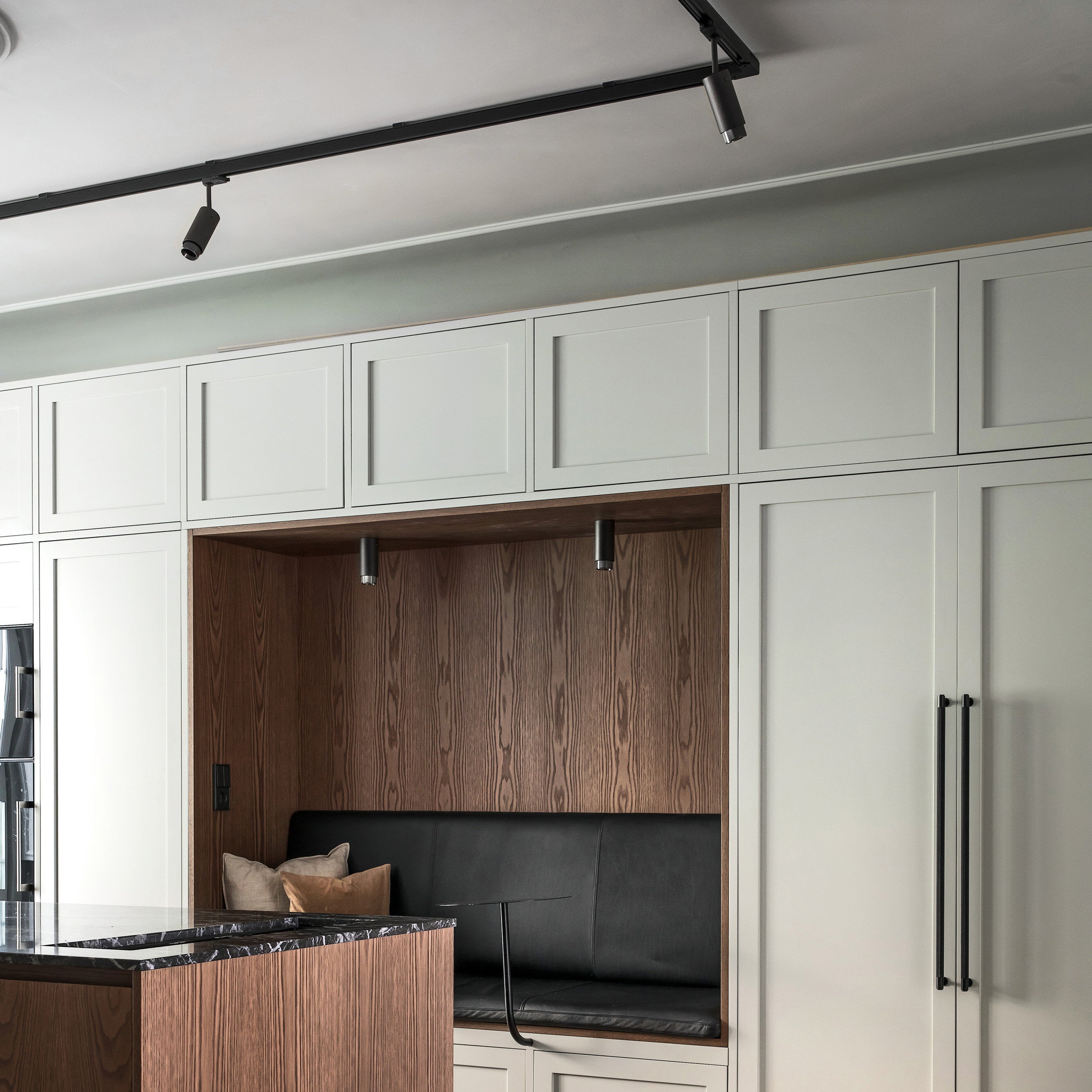 Exhaust Surface spot i grafit med detaljer i gun metal • Buster + Punch
