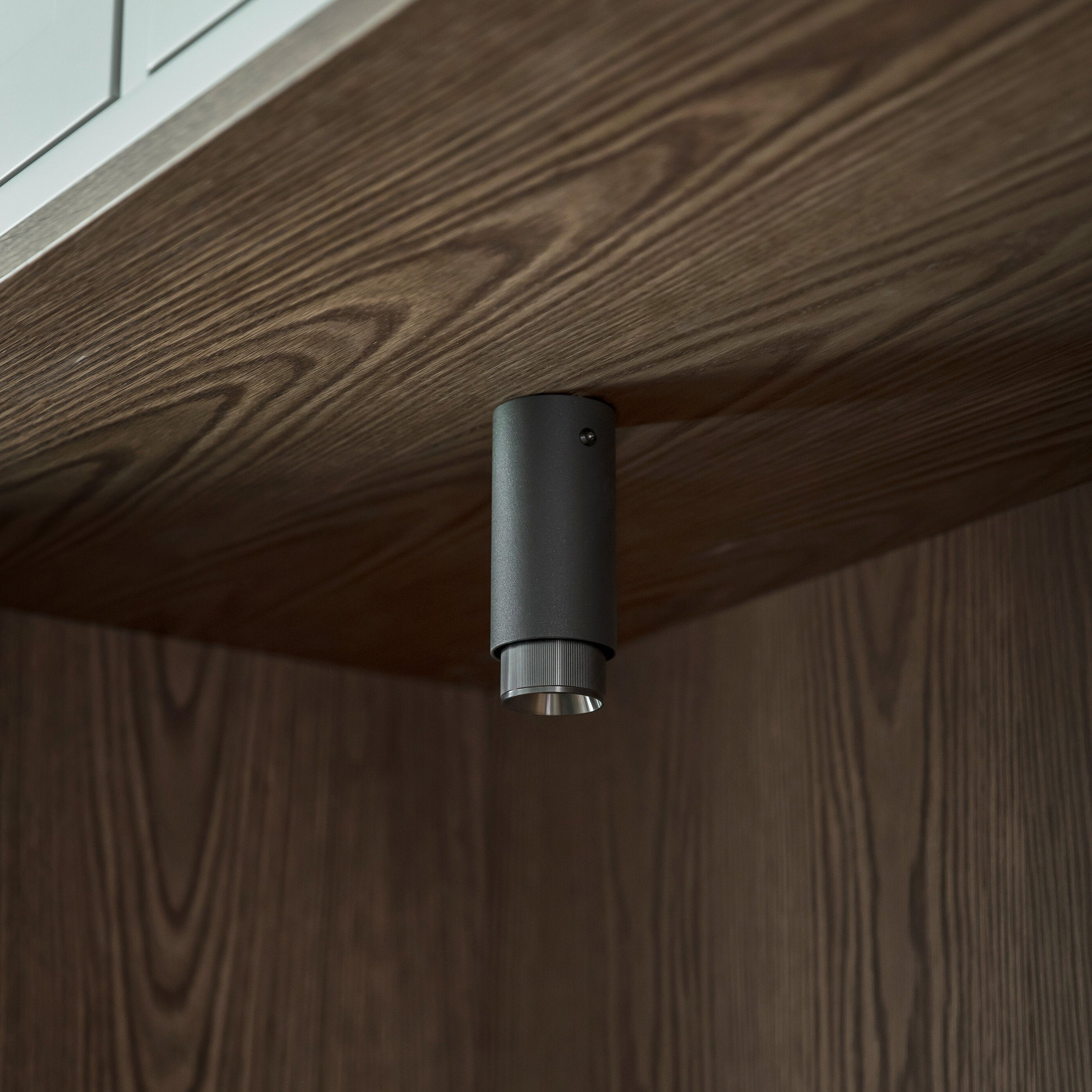 Exhaust Surface spot i grafit med detaljer i gun metal • Buster + Punch