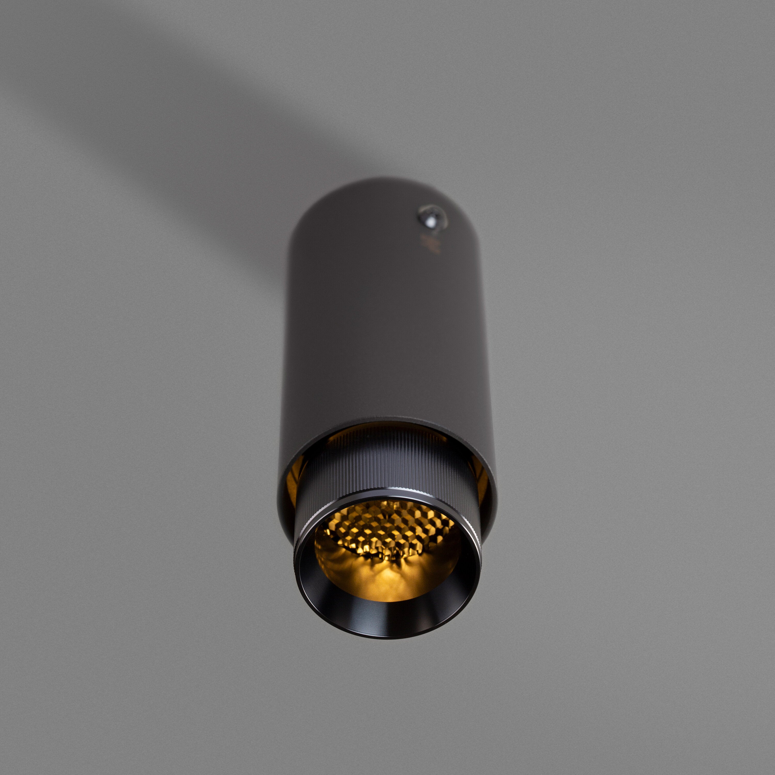 Exhaust Surface spot i grafit med detaljer i gun metal • Buster + Punch