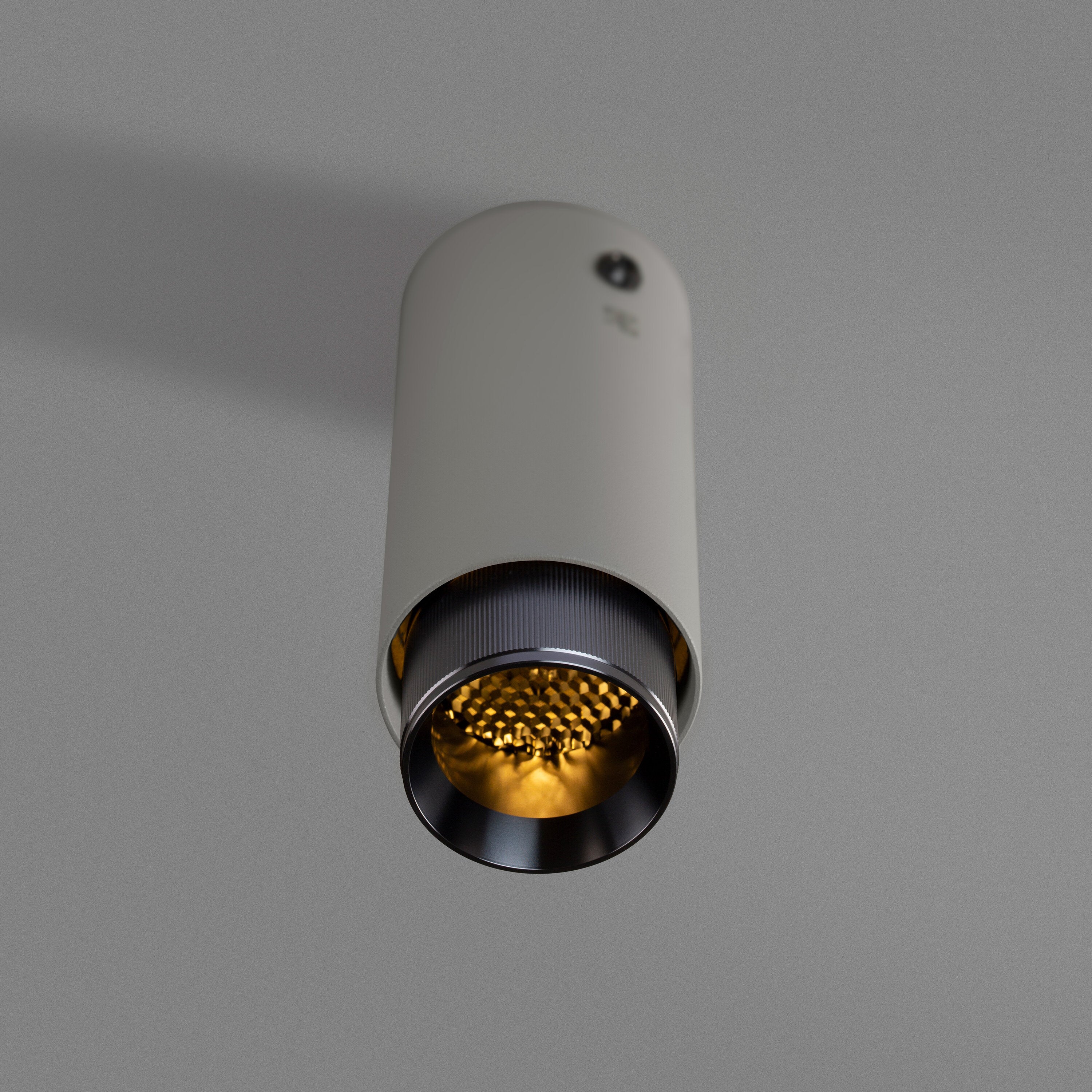 Exhaust Surface spot i sten med detaljer i gun metal • Buster + Punch