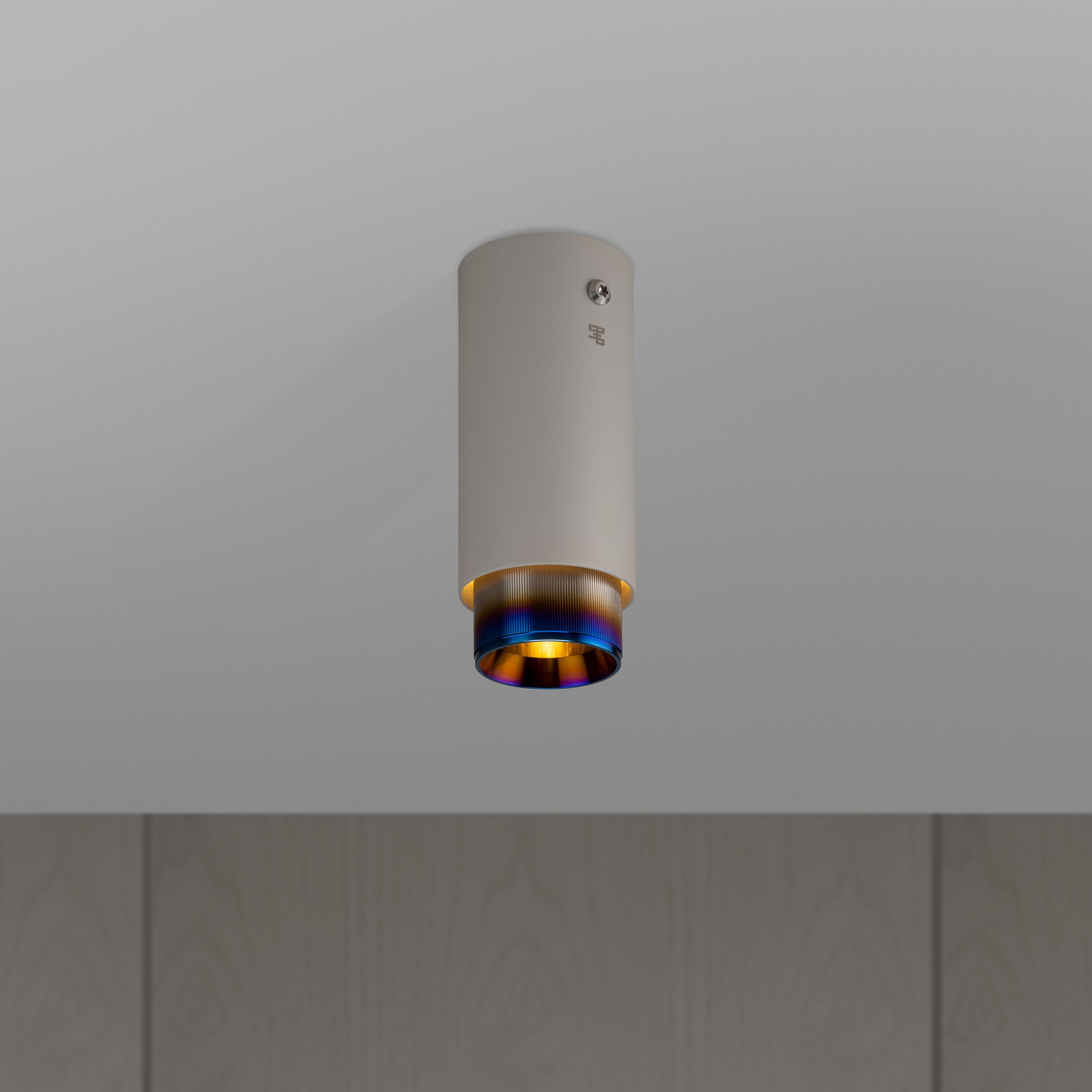 Exhaust Surface spot i sten med detaljer i burnt steel • Buster + Punch