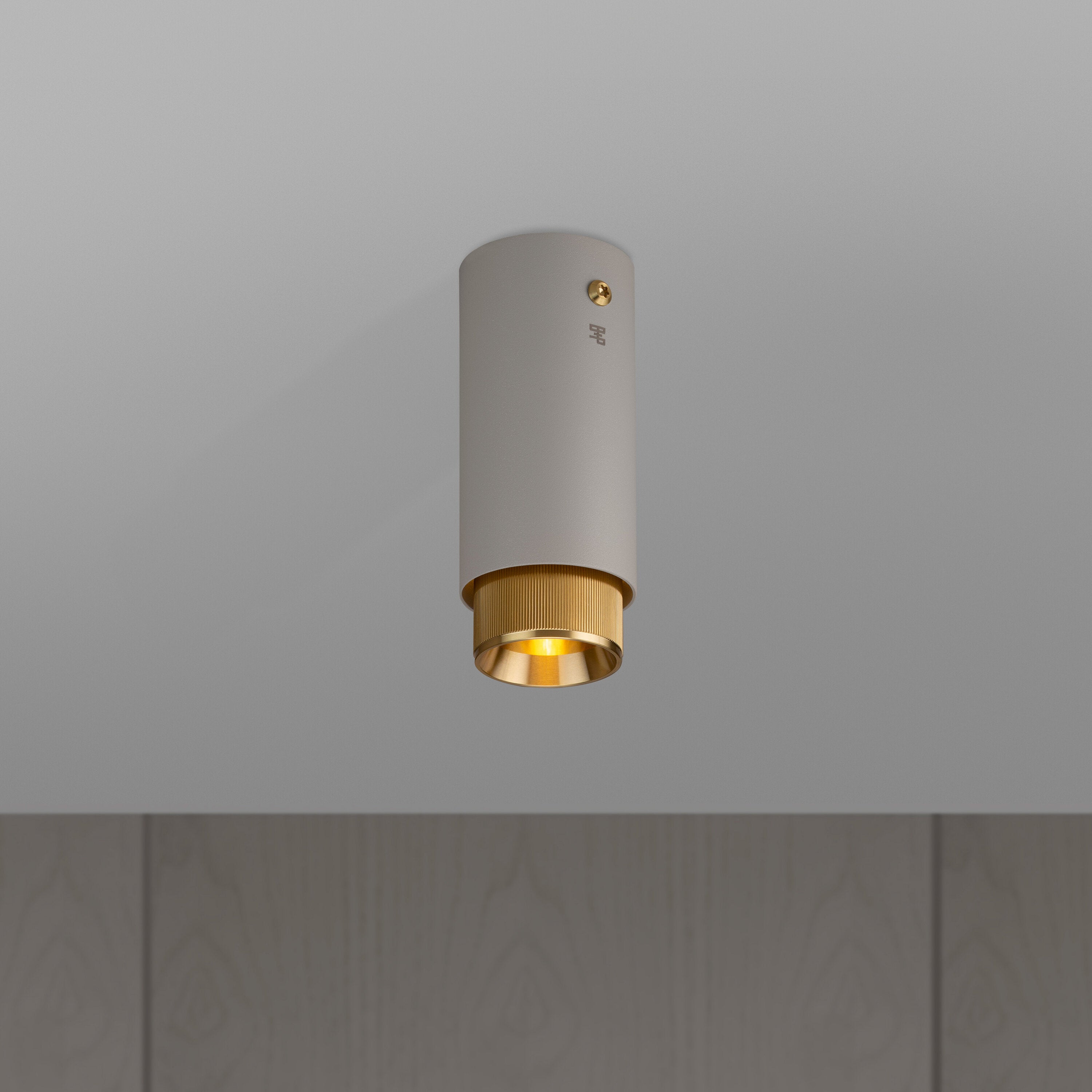 Exhaust Surface spot i sten med detaljer i massiv mässing • Buster + Punch