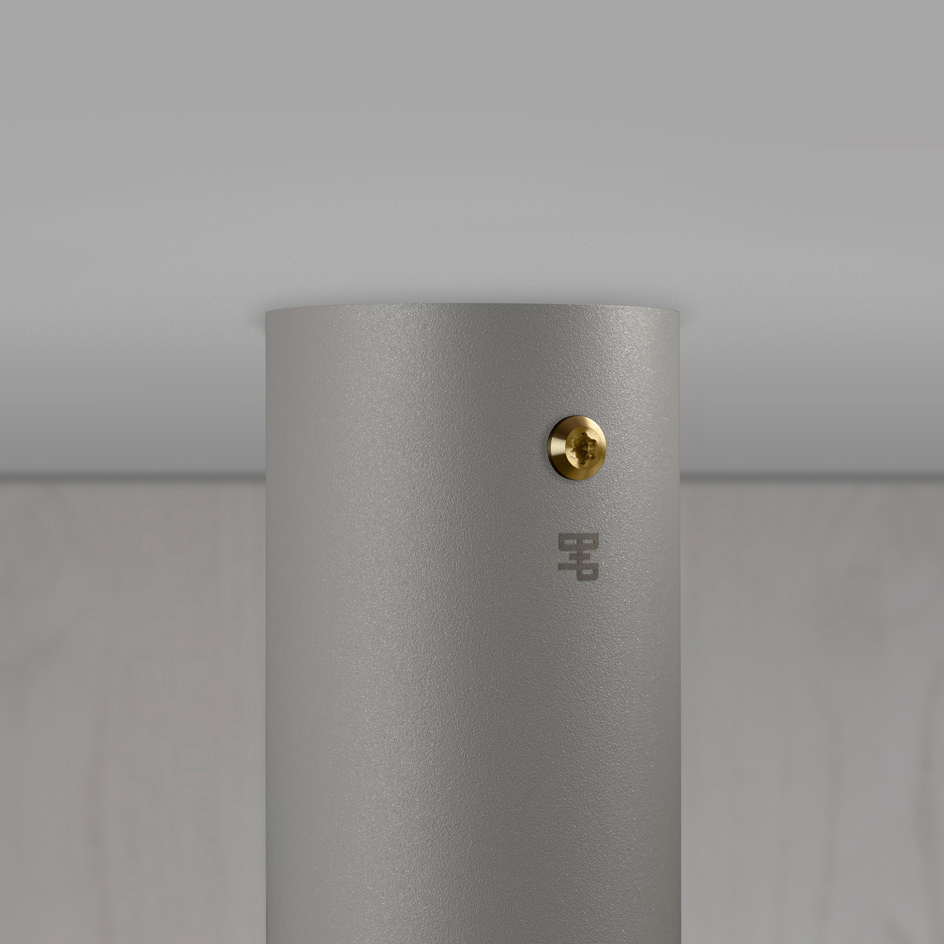 Exhaust Surface spot i sten med detaljer i massiv mässing • Buster + Punch