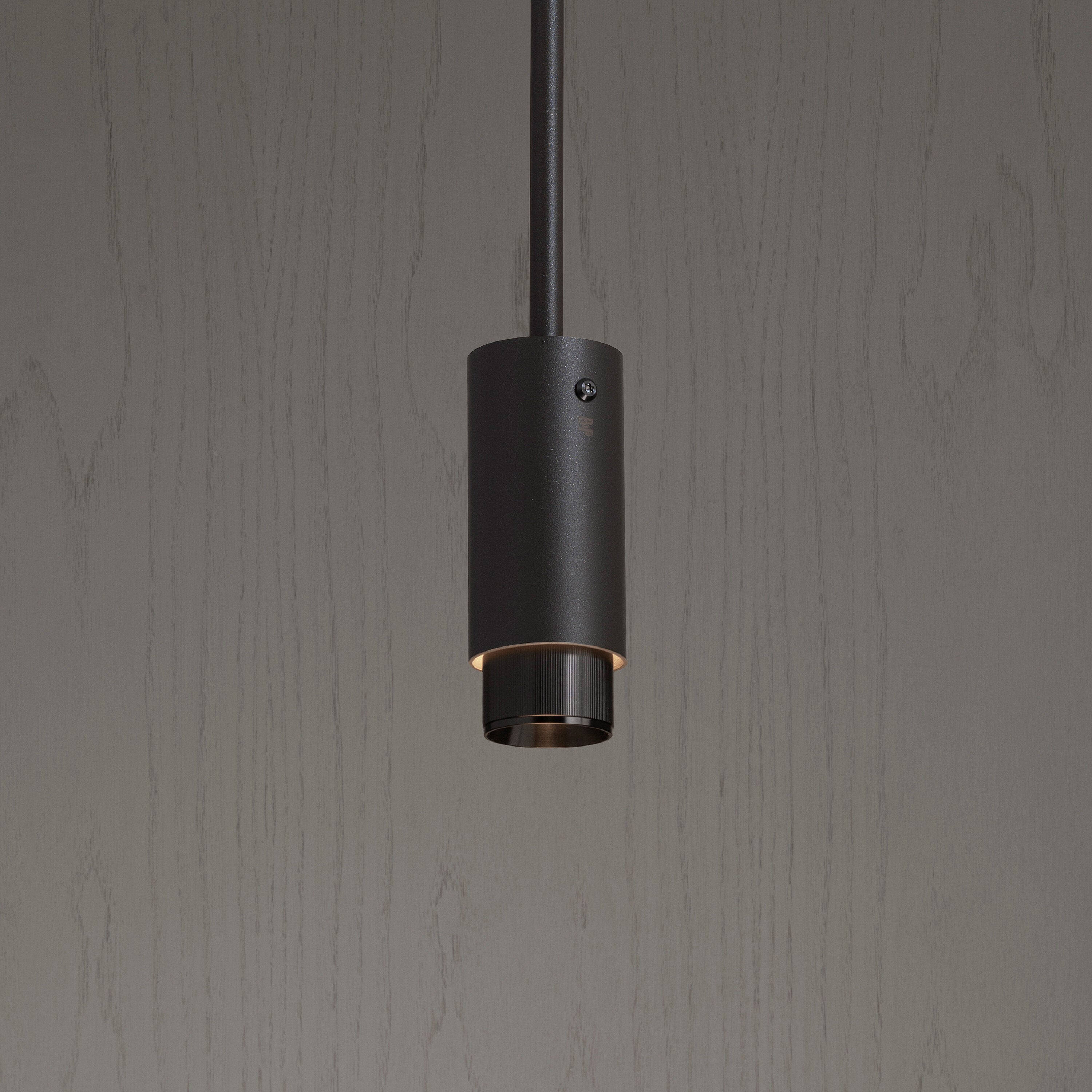 Exhaust pendellampa i grafit med detaljer i gun metal • Buster + Punch