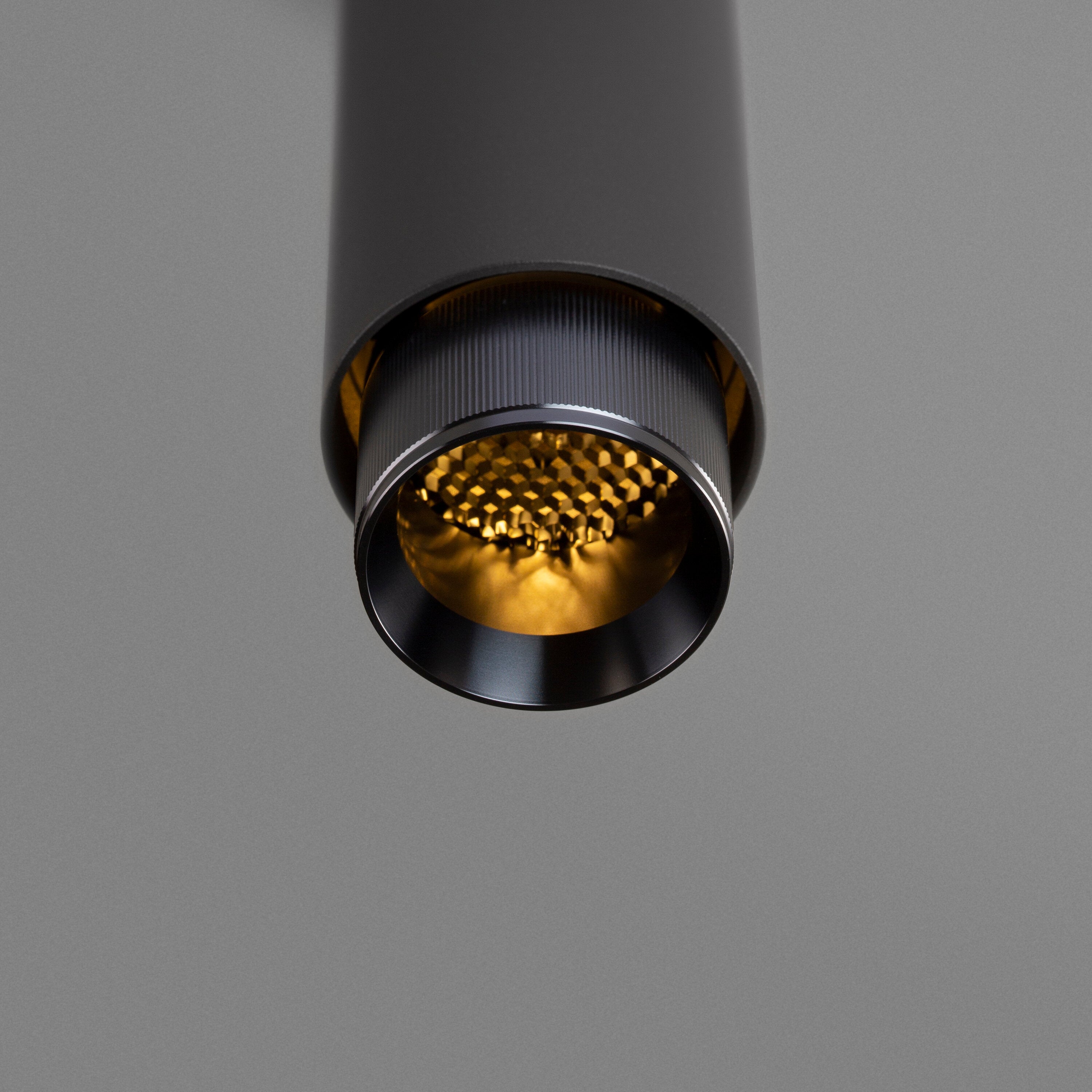 Exhaust pendellampa i grafit med detaljer i gun metal • Buster + Punch