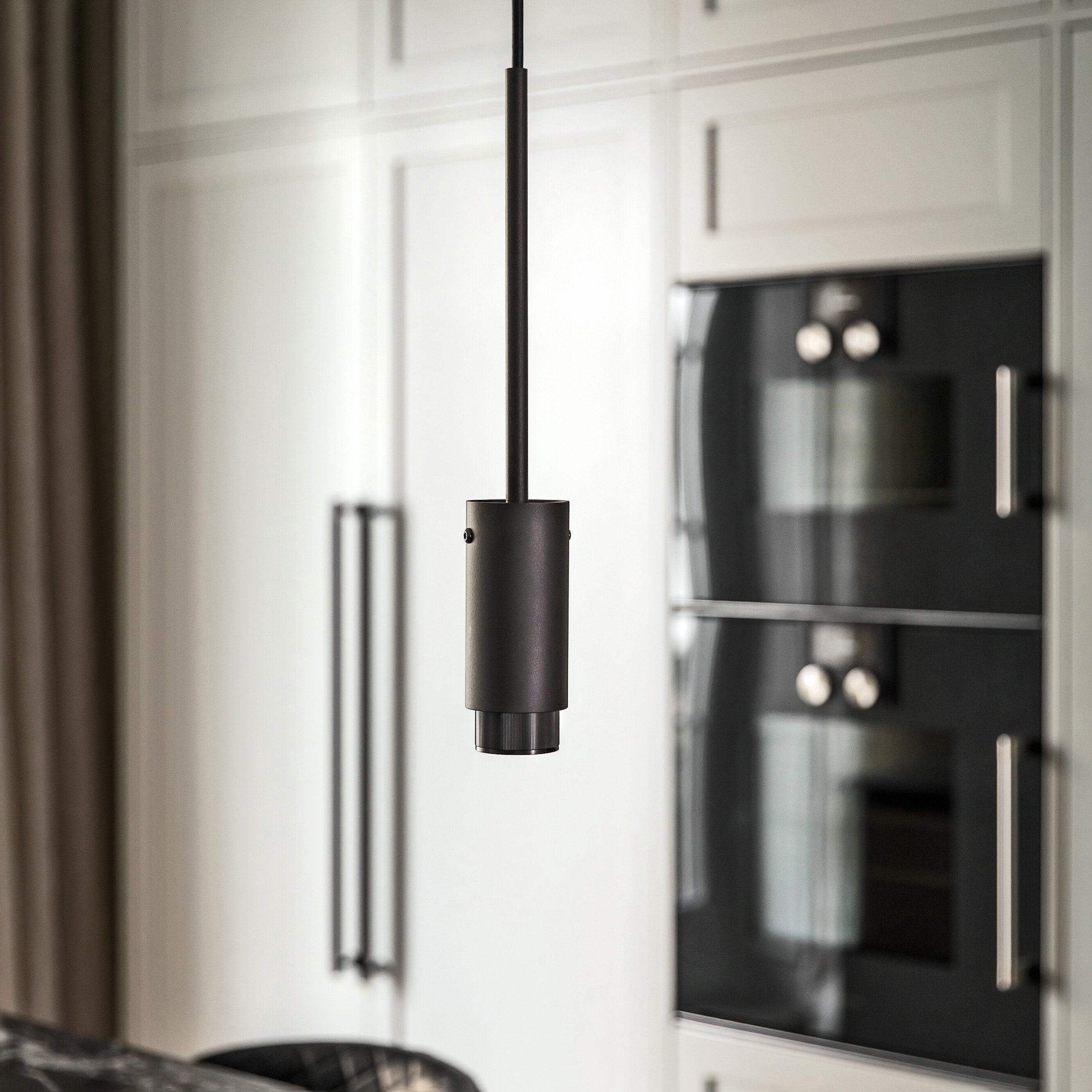 Exhaust pendellampa i grafit med detaljer i gun metal • Buster + Punch