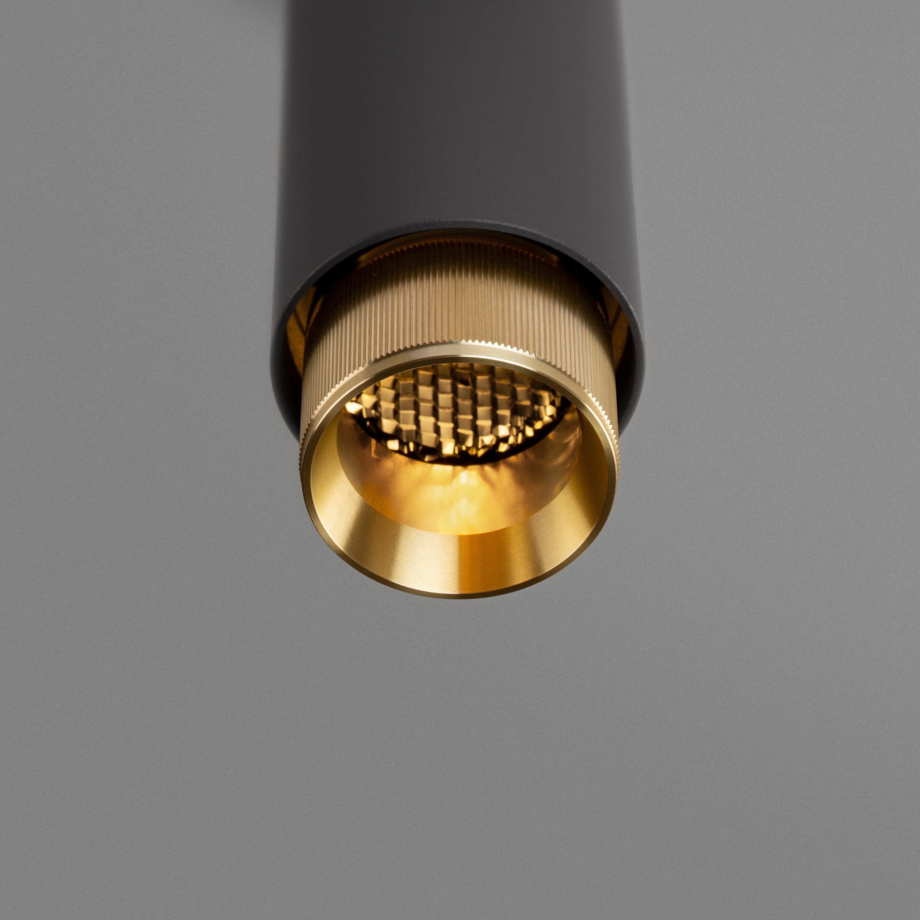 Exhaust pendellampa i grafit med detaljer i massiv mässing • Buster + Punch