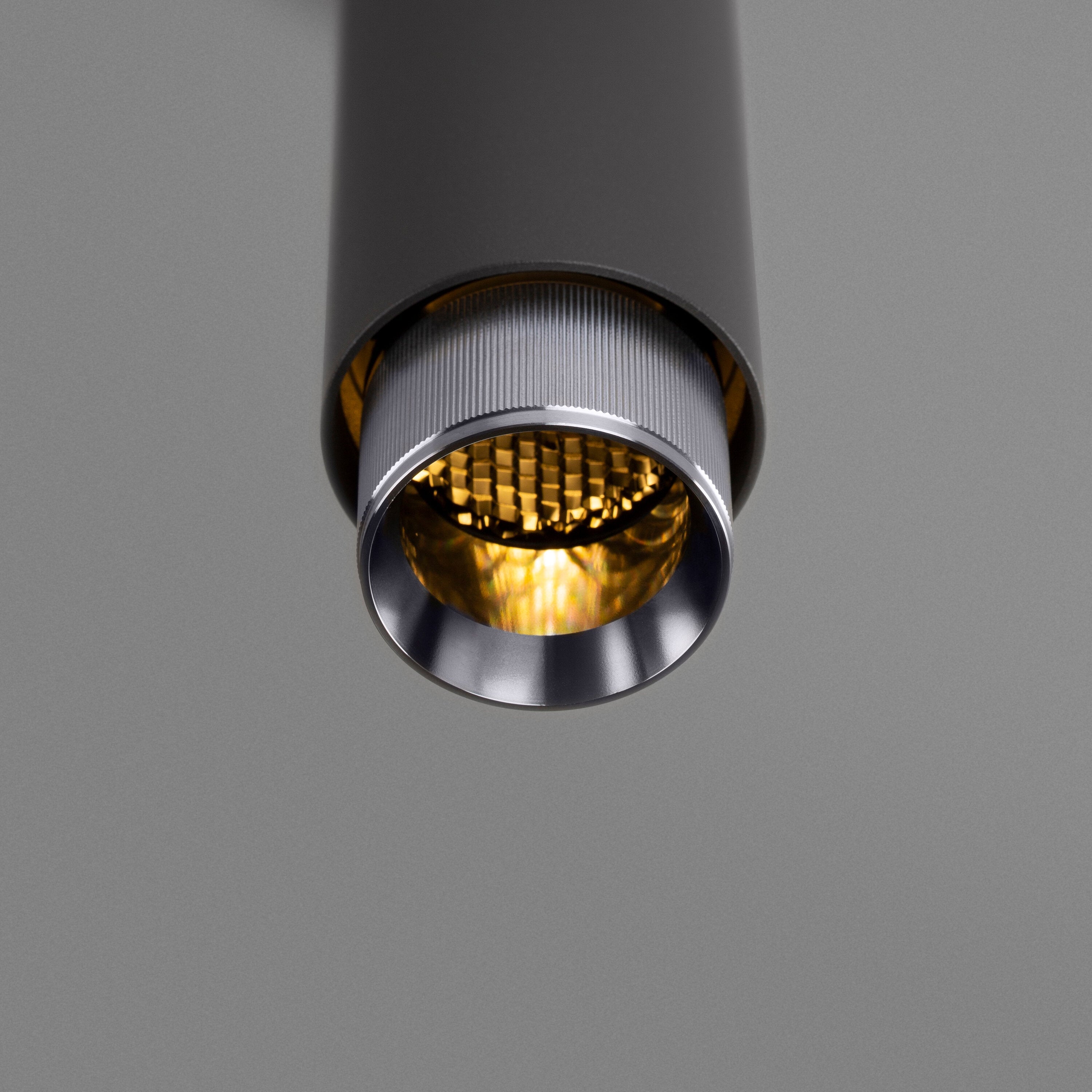 Exhaust pendellampa i grafit med detaljer i rostfritt stål • Buster + Punch