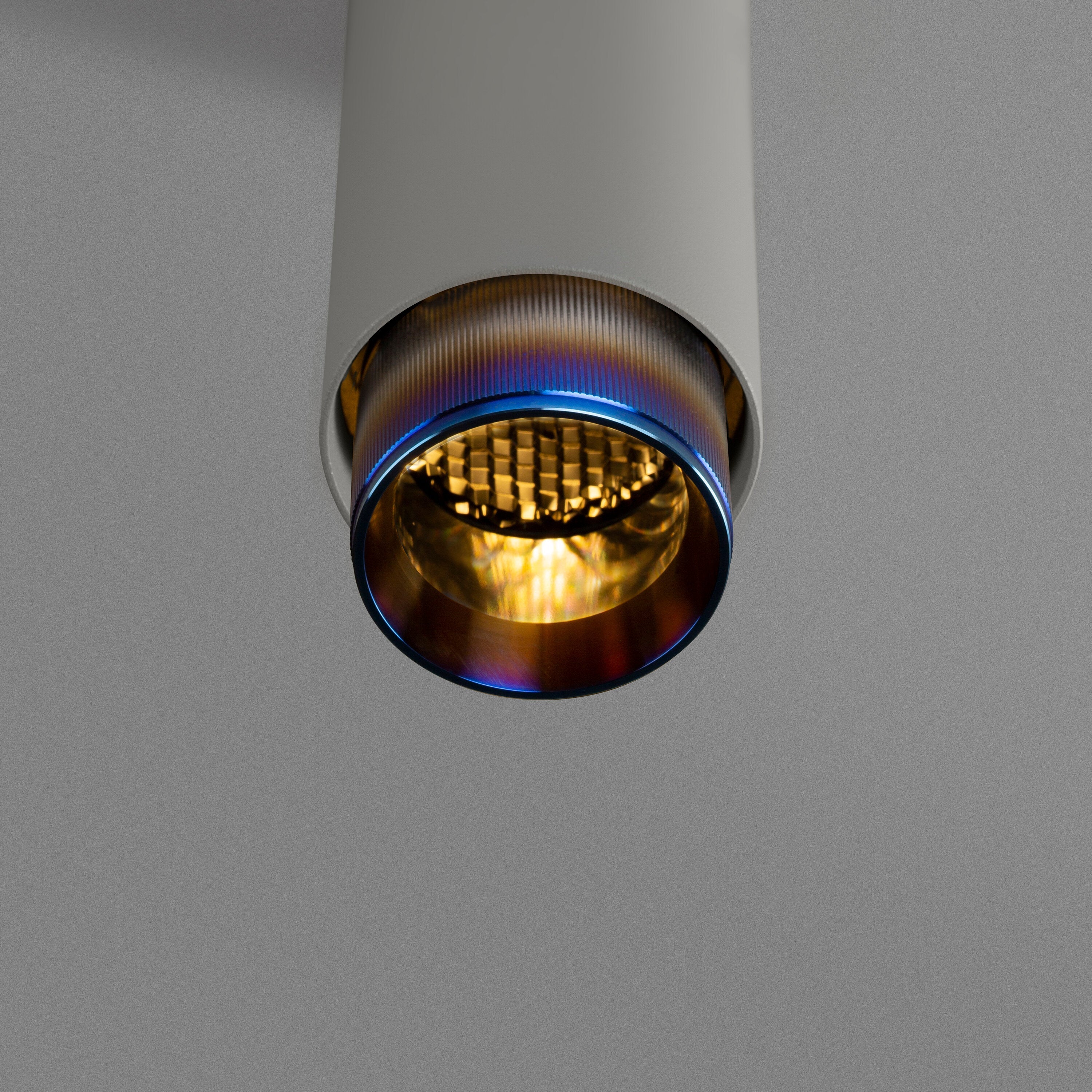 Exhaust pendellampa i sten med detaljer i burnt steel • Buster + Punch