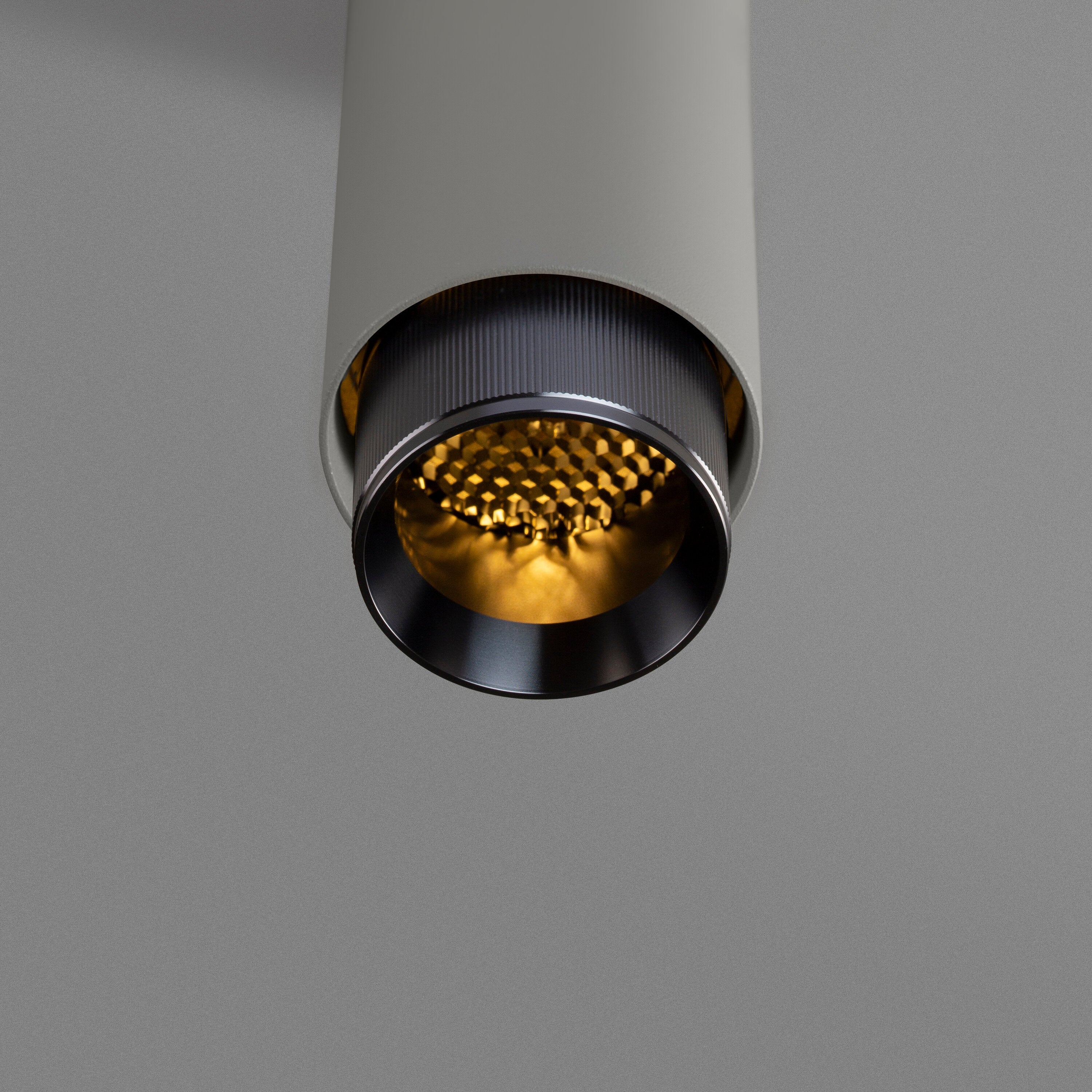 Exhaust pendellampa i sten med detaljer i gun metal • Buster + Punch