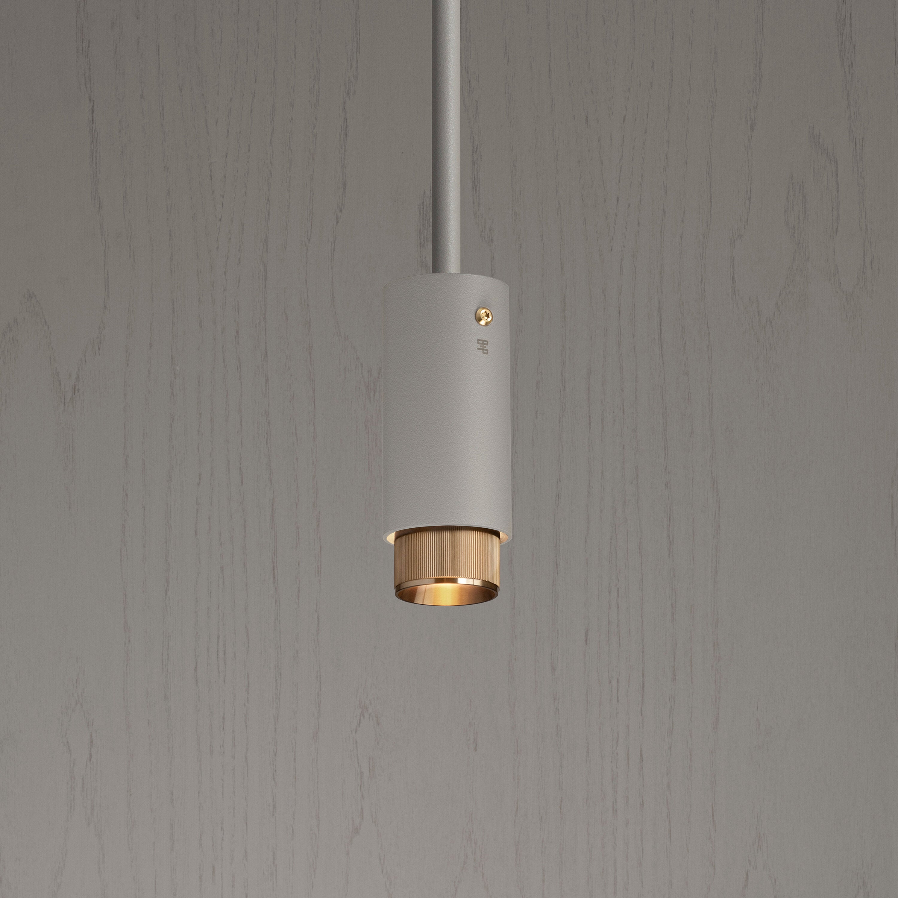 Exhaust pendellampa i sten med detaljer i massiv mässing • Buster + Punch