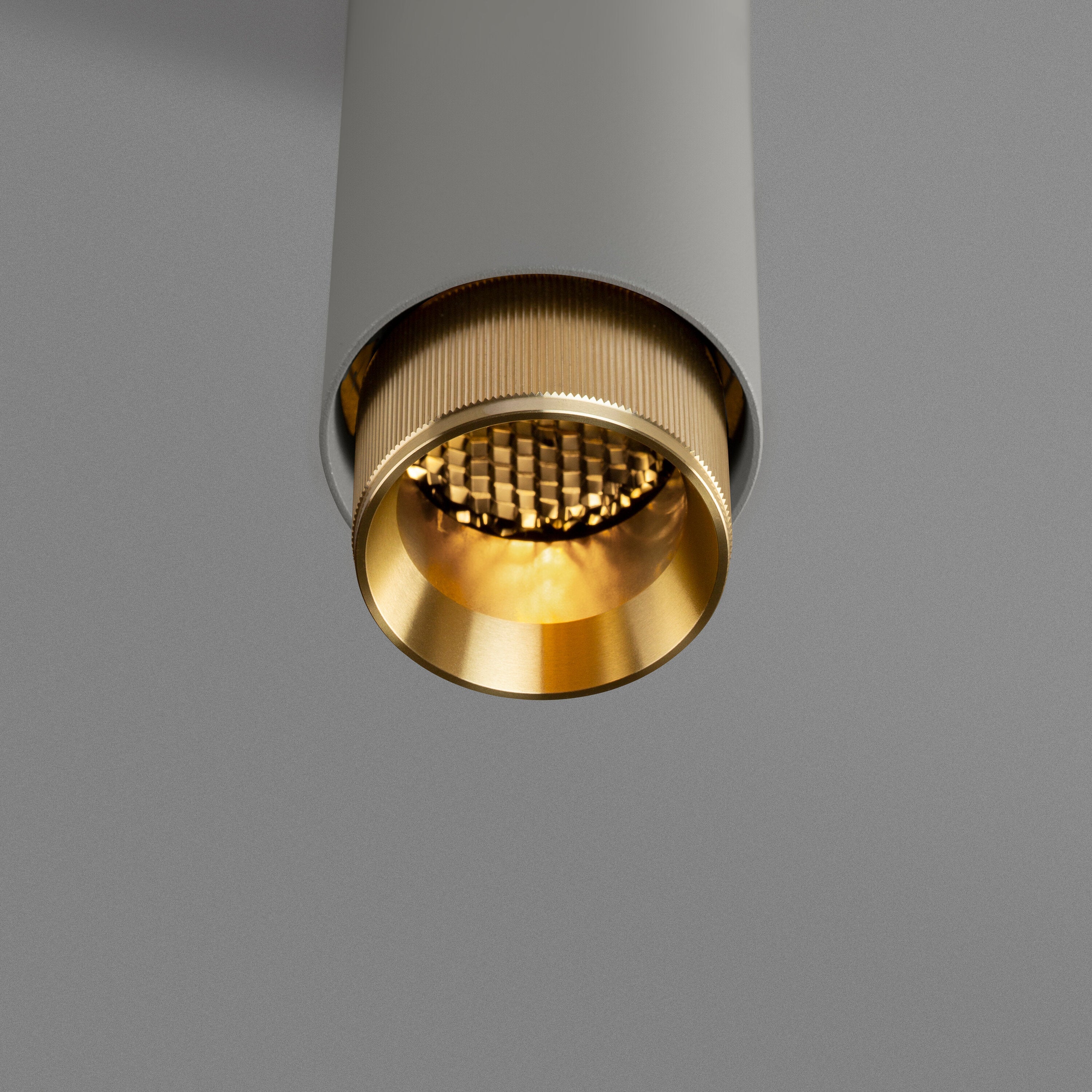 Exhaust pendellampa i sten med detaljer i massiv mässing • Buster + Punch