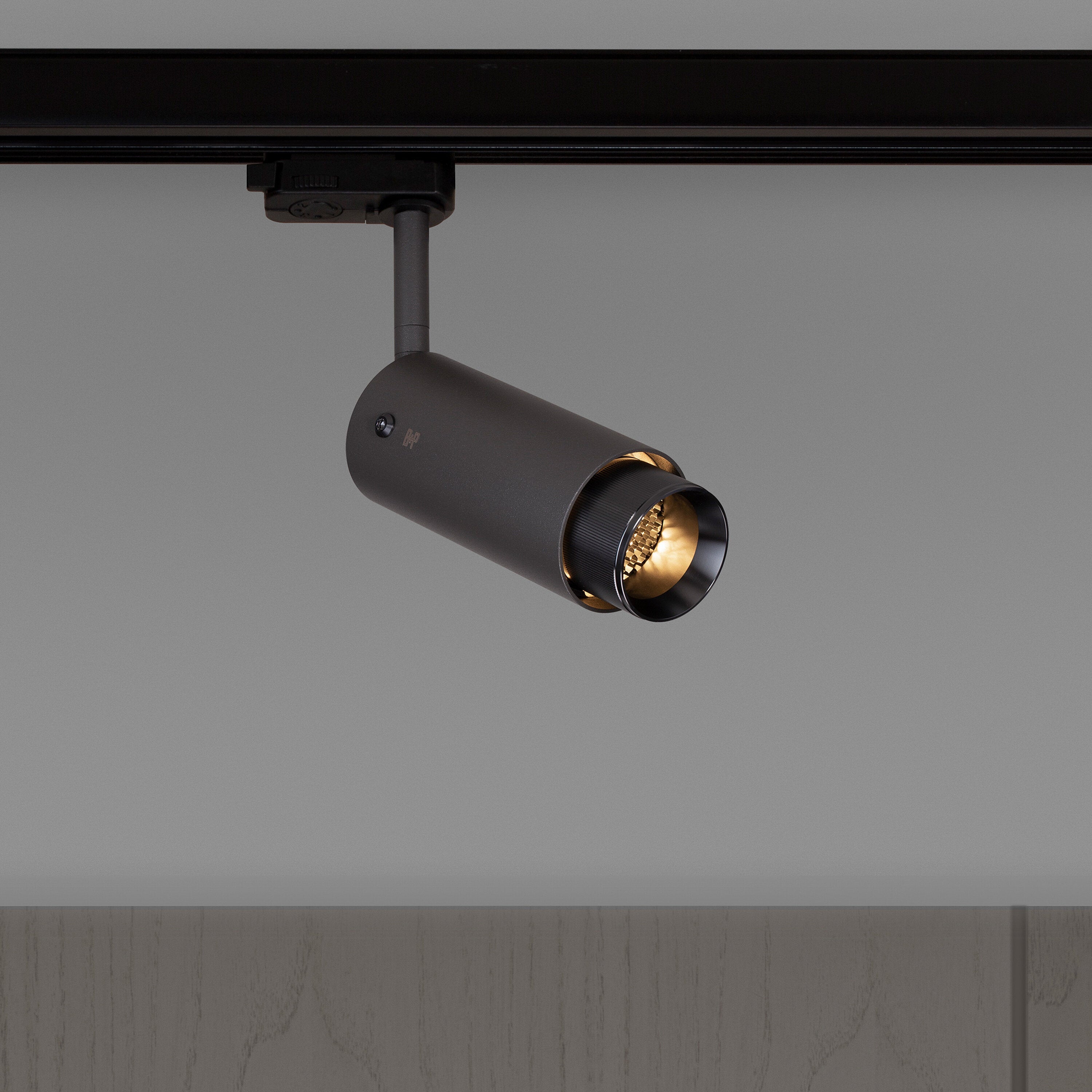 Exhaust track i grafit med detaljer i gun metal • Buster + Punch