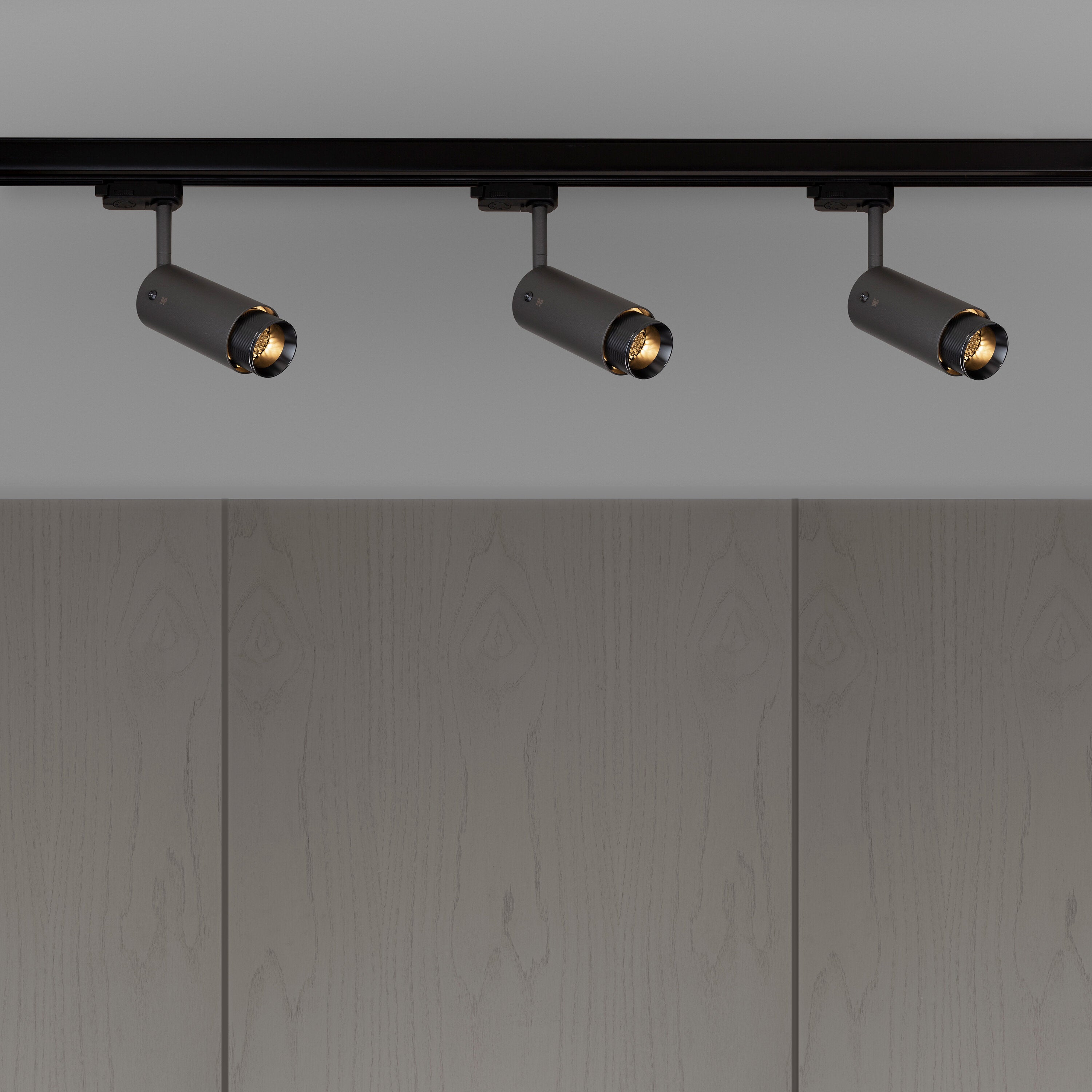 Exhaust track i grafit med detaljer i gun metal • Buster + Punch