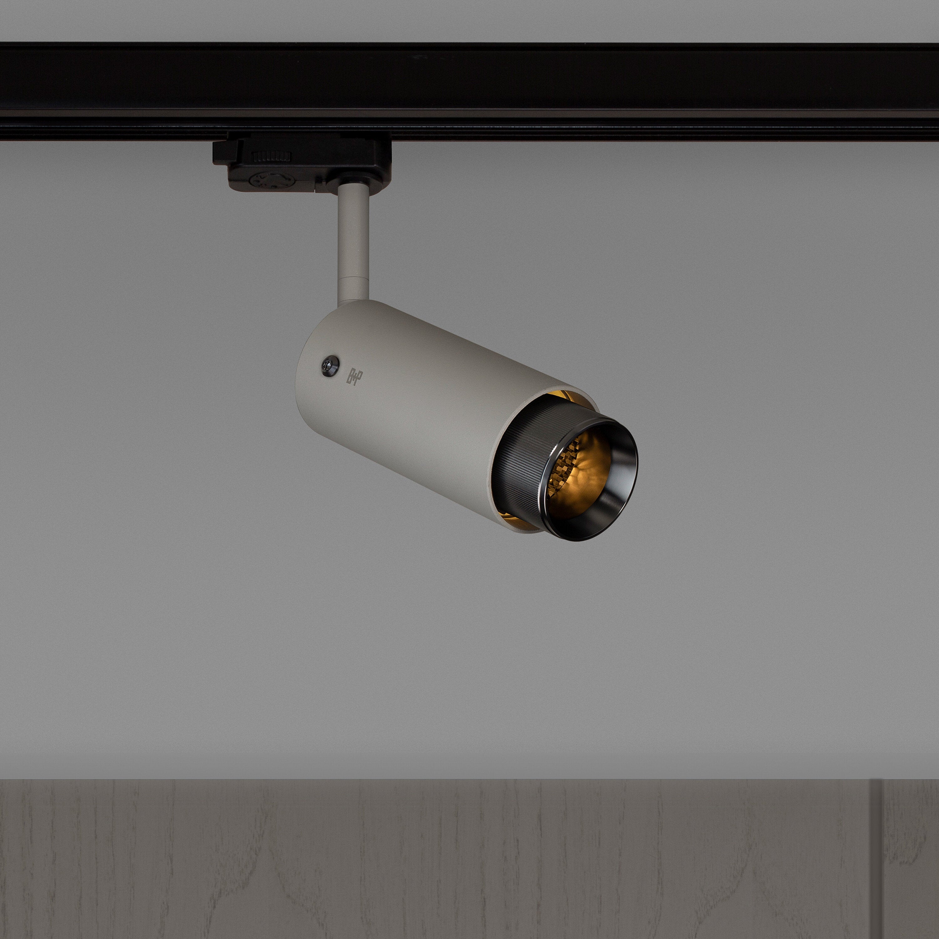 Exhaust track i sten med detaljer i gun metal • Buster + Punch